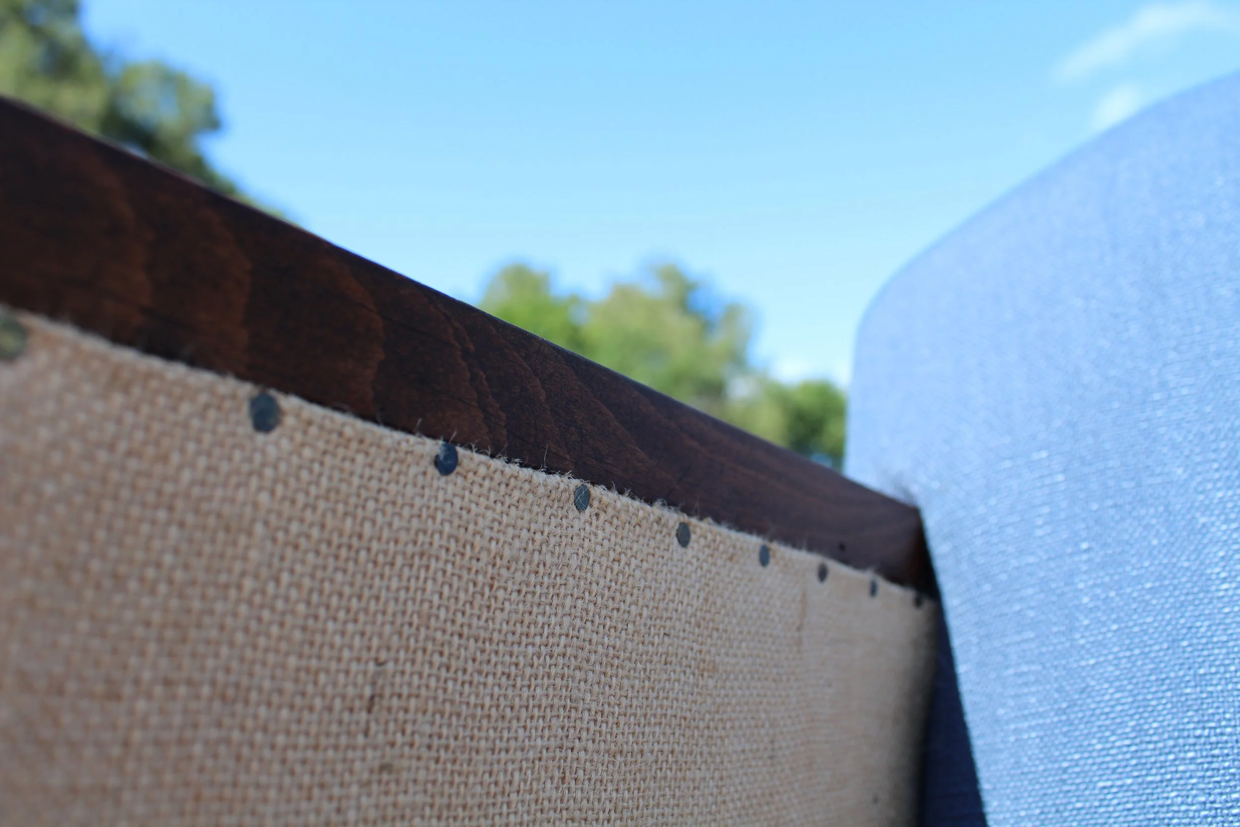 détail finition brute sur toile de jute
