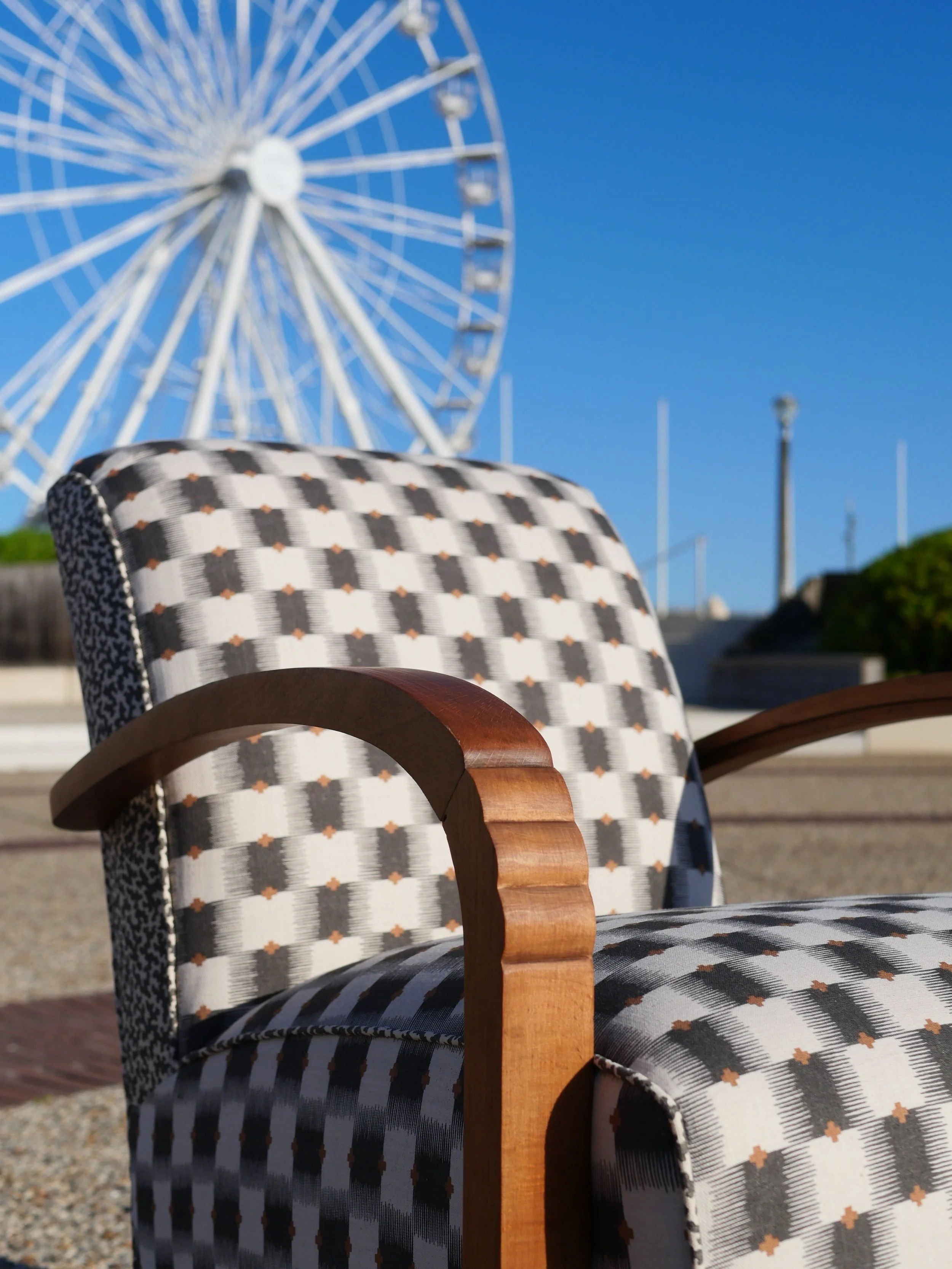 Détail de l'accoudoir du Fauteuil Art déco mis en valeur au pied de la grande roue de Biscarrosse plage