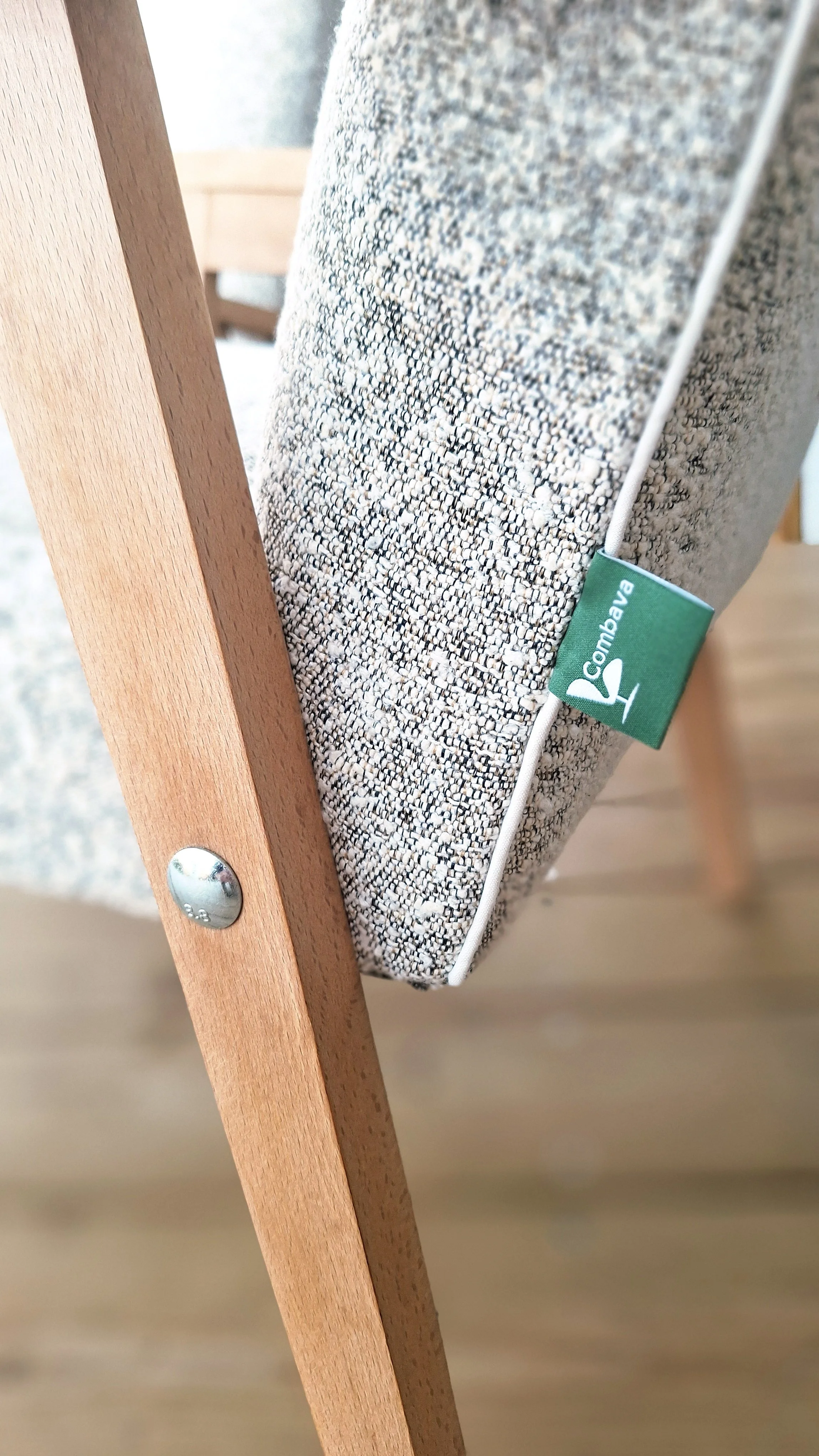 Détail fauteuil scandinave, modèle loft, vintage en hêtre, teinte douce, restauration complète, tissu bouclette rase, visible sur bassin arcachon, sanguinet et Nord Landes