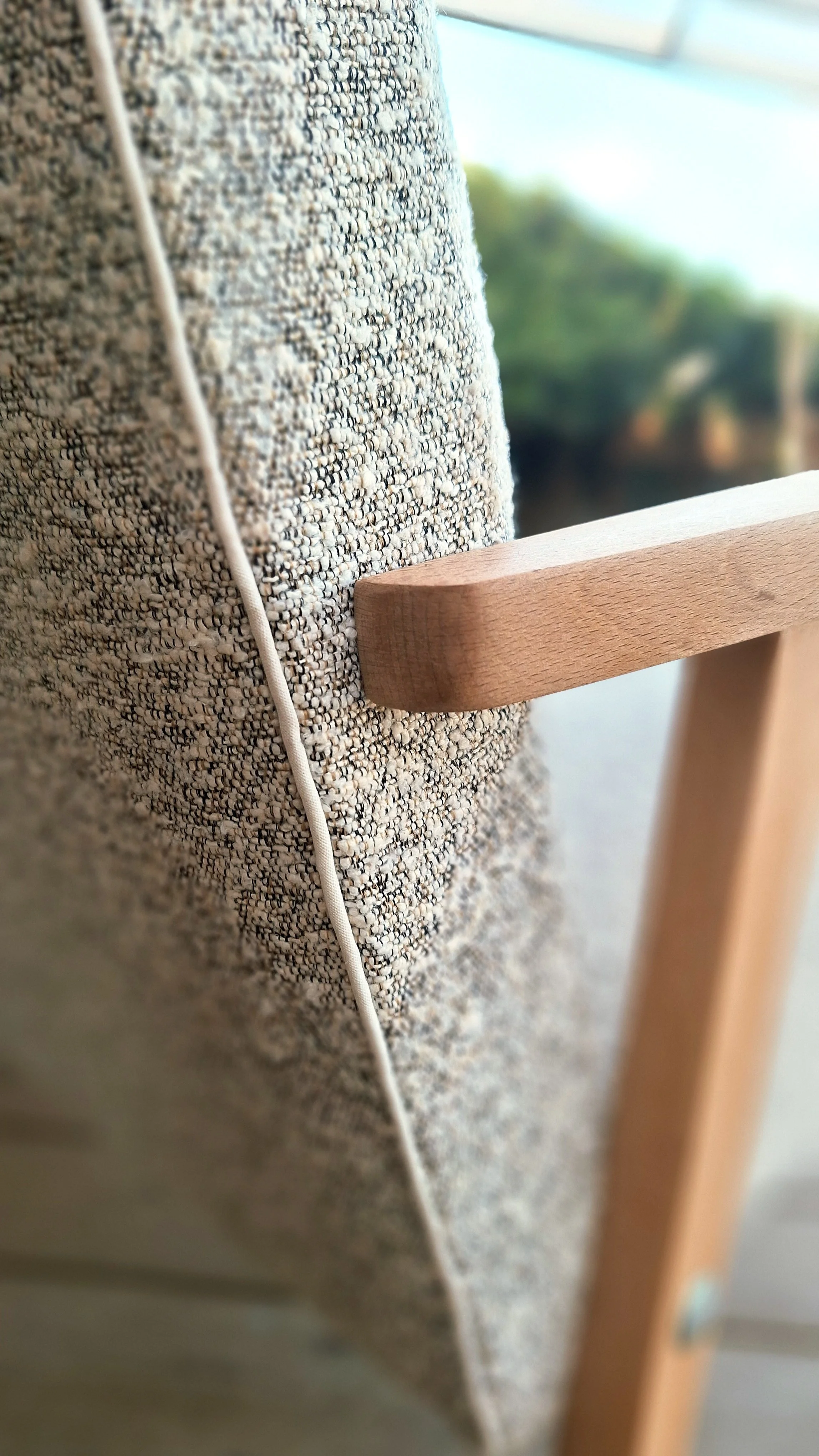 Détail passepoil blanc au dos de fauteuil scandinave, modèle loft, vintage en hêtre, teinte douce, restauration complète, visible sur bassin arcachon, sanguinet et Nord Landes