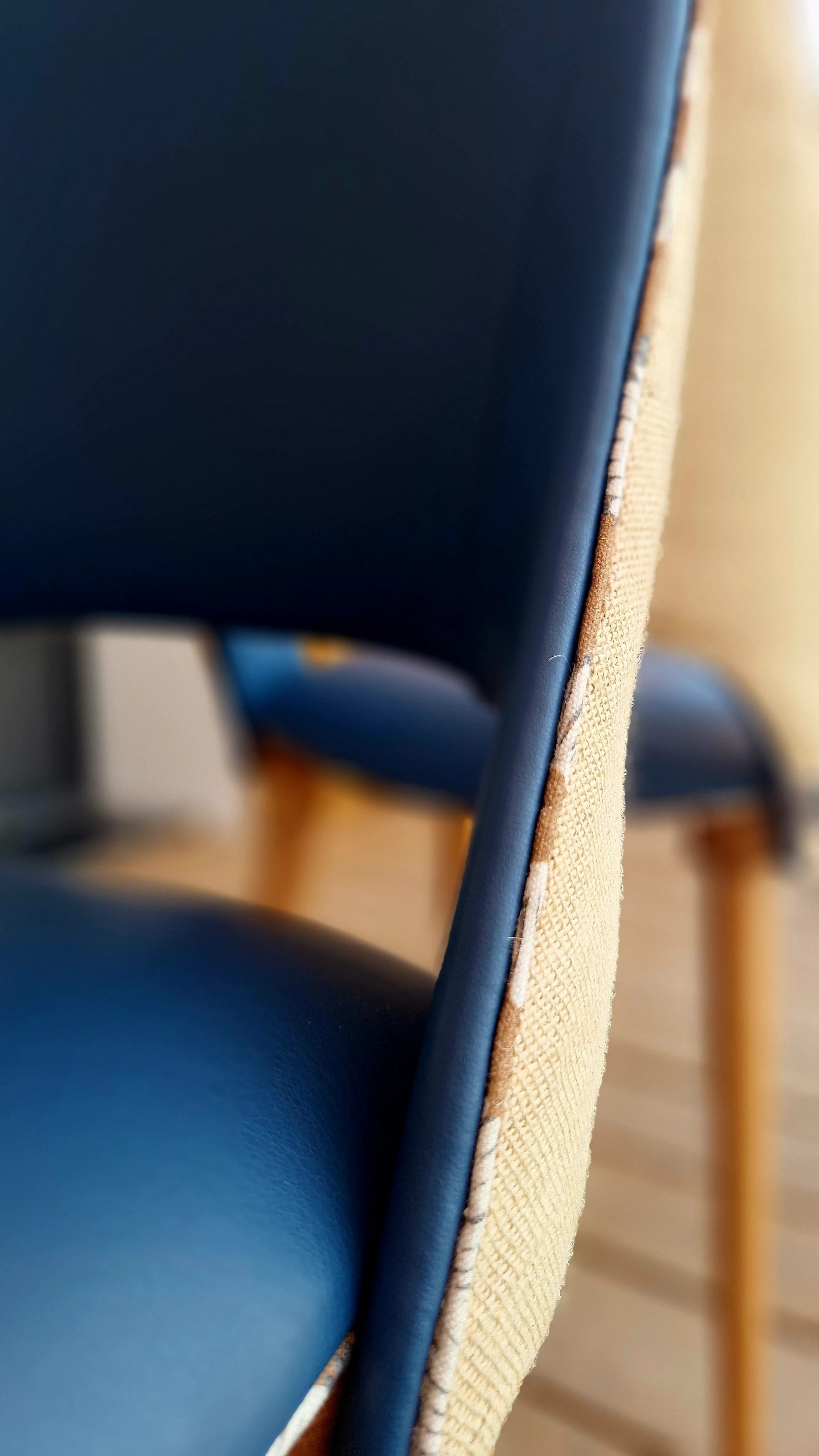 Détail chaise tonneau en cuir bleu