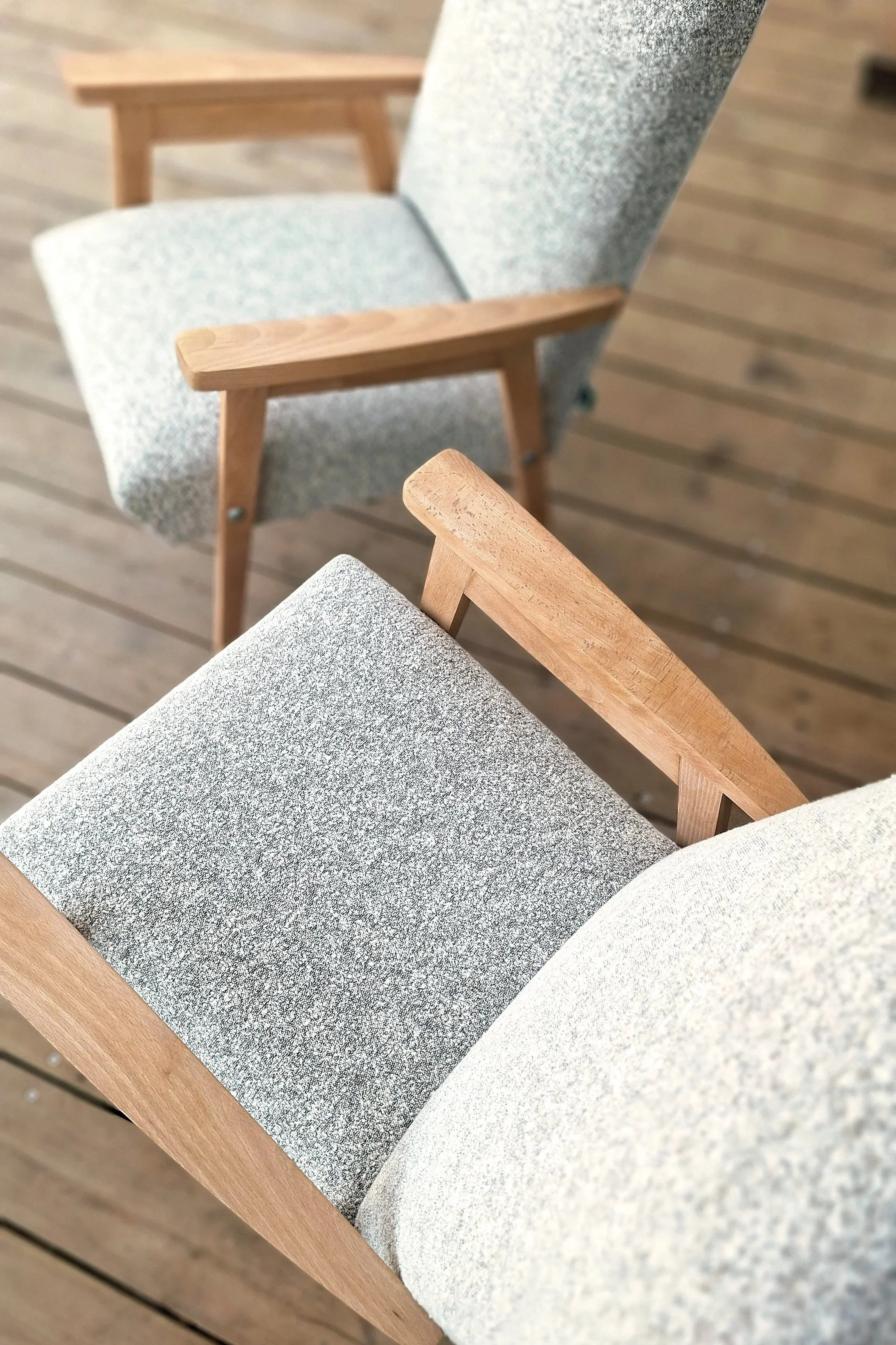 Détail vue de dessus d'une paire de fauteuil scandinave, bouclette rase douce couleurs naturelles, modèle loft, vintage en hêtre, teinte douce, restauration complète, visible sur bassin arcachon, sanguinet et Nord Landes