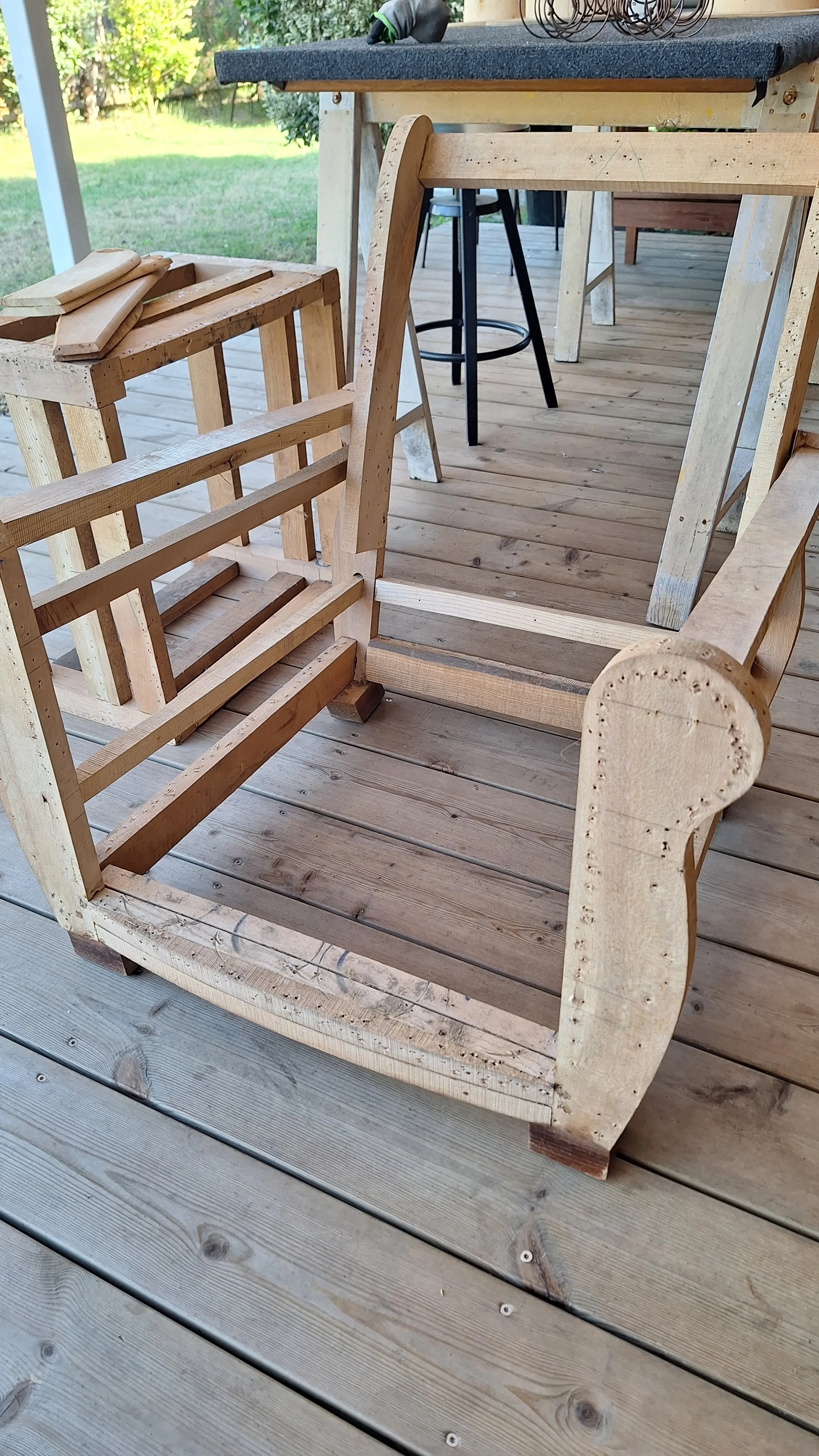 Vue carcasse bois du fauteuil en club en cours de restauration complète