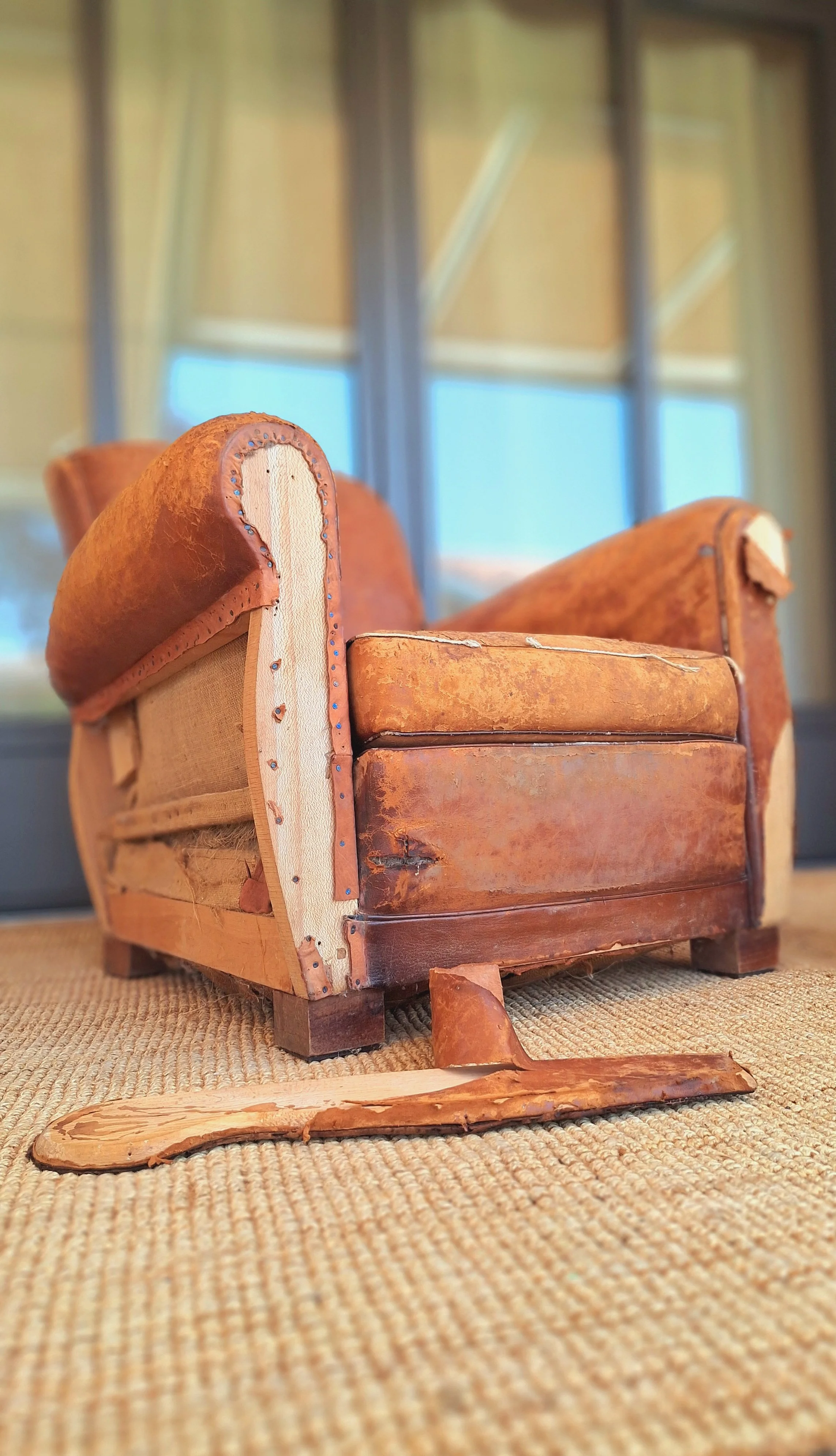 Vue avant après fauteuil club avant restauration complète