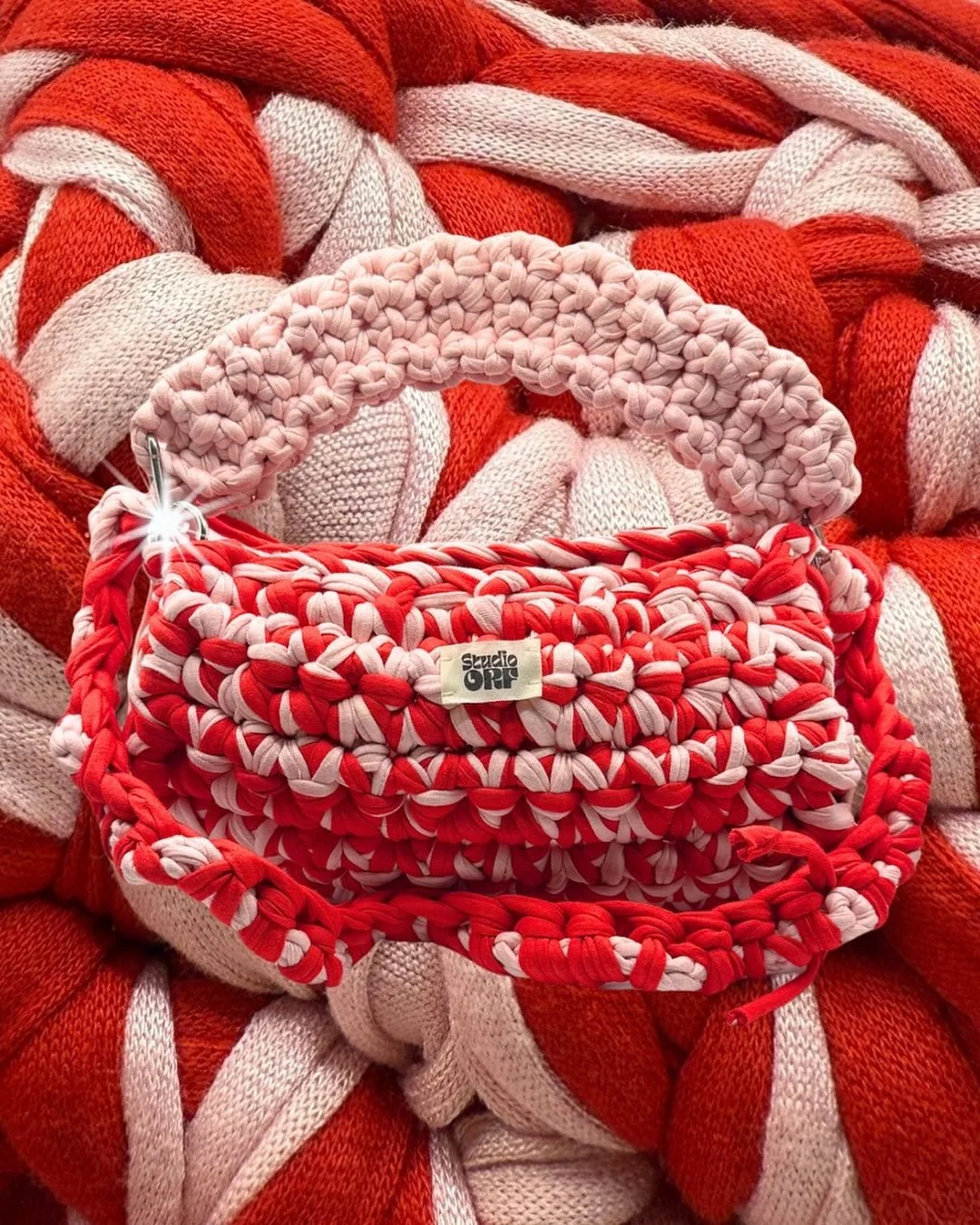 Kann es sein, dass ich euch diese Tasche noch nie gezeigt habe? Obwohl sie doch so wundersch&ouml;n ist und mehr Aufmerksamkeit verdient hat, oder? Der einzige Haken an ihr: Sie ist schon verkauft. 🫣