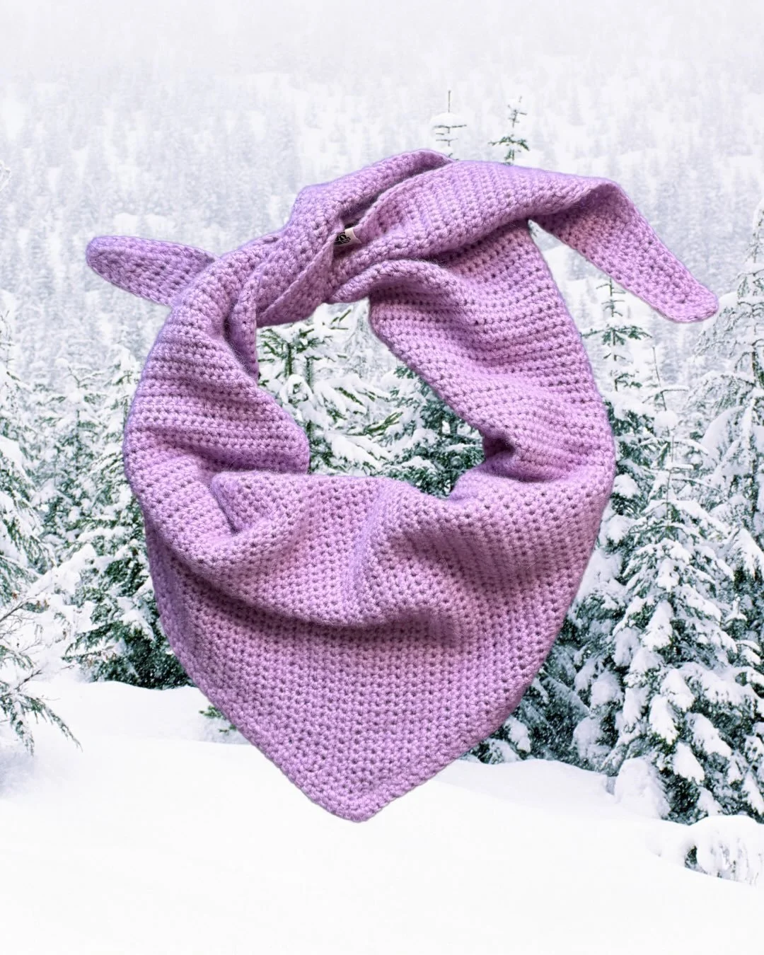 Jede Masche von Hand. Dieses Dreieckstuch entsteht erst, wenn du es bestellst &ndash; in genau den Farben, die du dir w&uuml;nschst. Alpaka trifft Baumwolle, leicht und trotzdem warm genug f&uuml;r graue Wintertage. 

Ob l&auml;ssig &uuml;ber die Sch