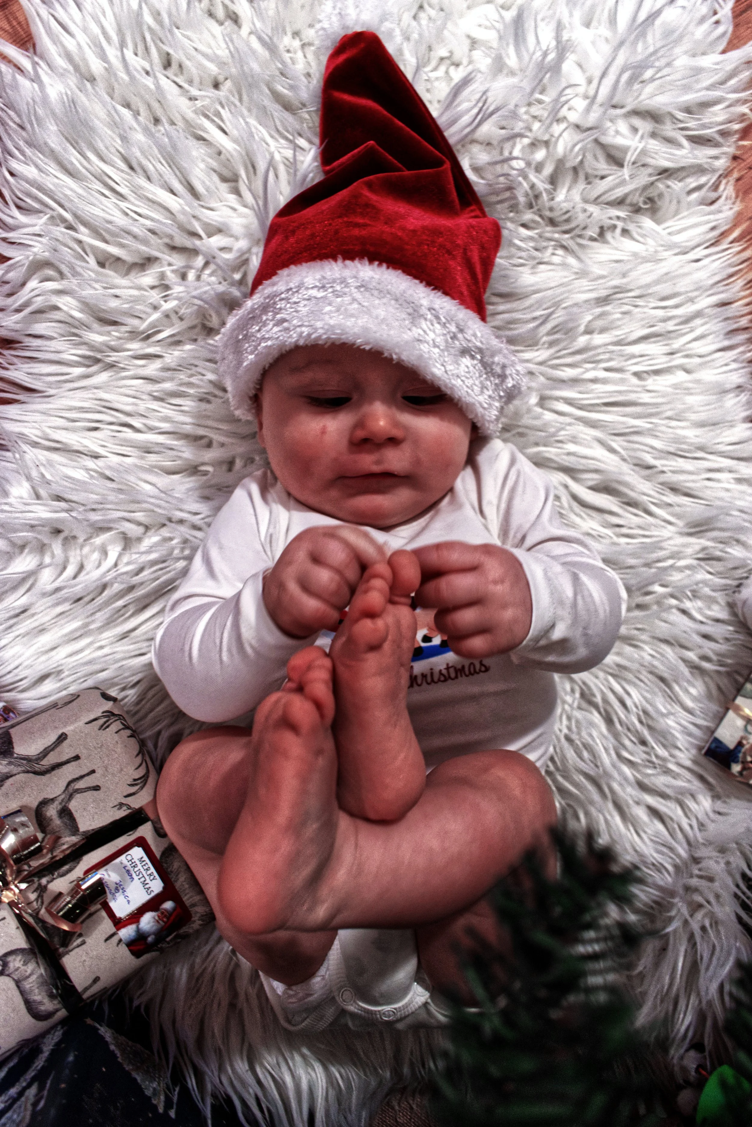 Bilde av baby under juletreet 