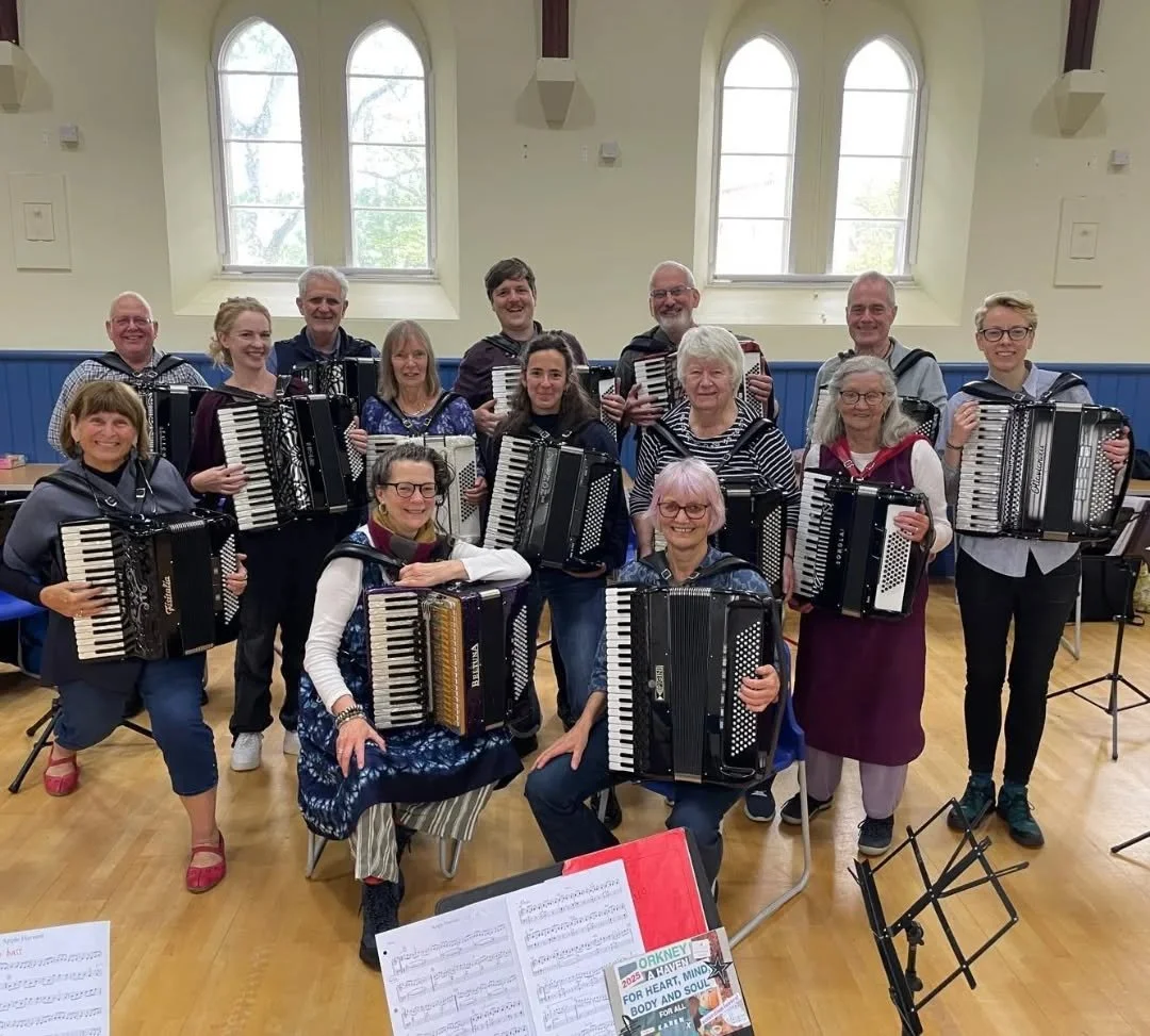Arcaibh | Orkney 🪗💙 
A couple of weeks ago, on midsummer, I headed to Orkney for the first time to attend a course with Karen Tweed and Karen Street, two wonderful accordionists from different musical backgrounds, as part of @stmagnusfestival 
A lo
