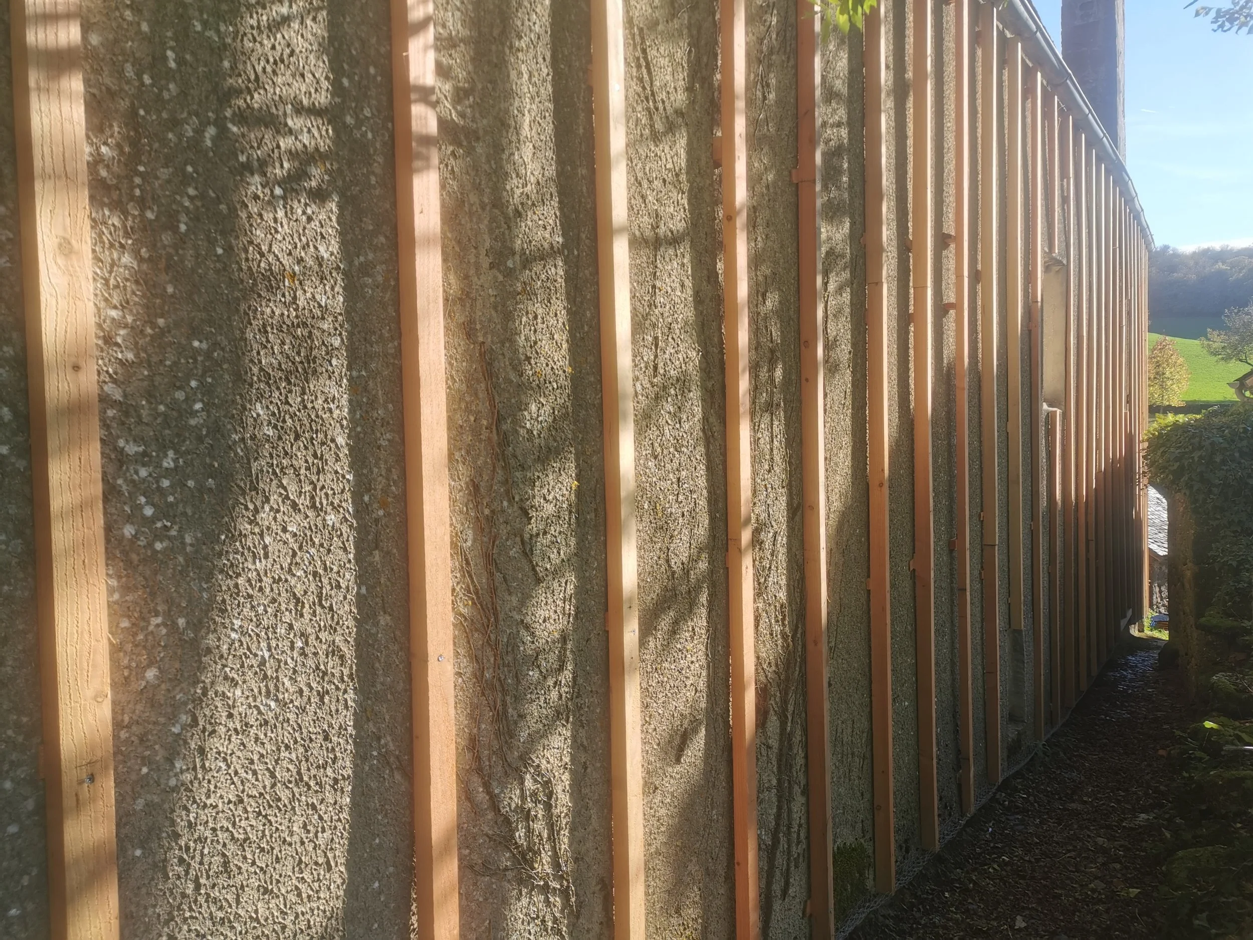 Pose de lambourdes et rectification des creux et bosses en vue d'un bardage.