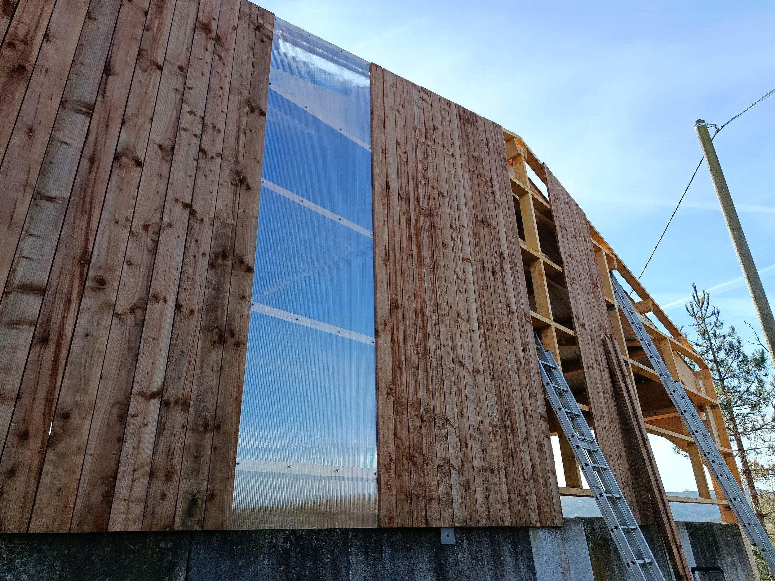 Pose de bardage sur bâtiment agricole.