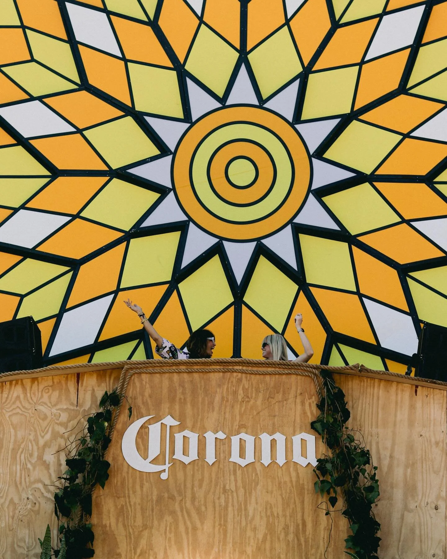 The bangs took on @coronasunsetsfest 🌞 
Short but very sweet B2B with @roz_ofc! 

@joanna_creatives on the snaps 📸