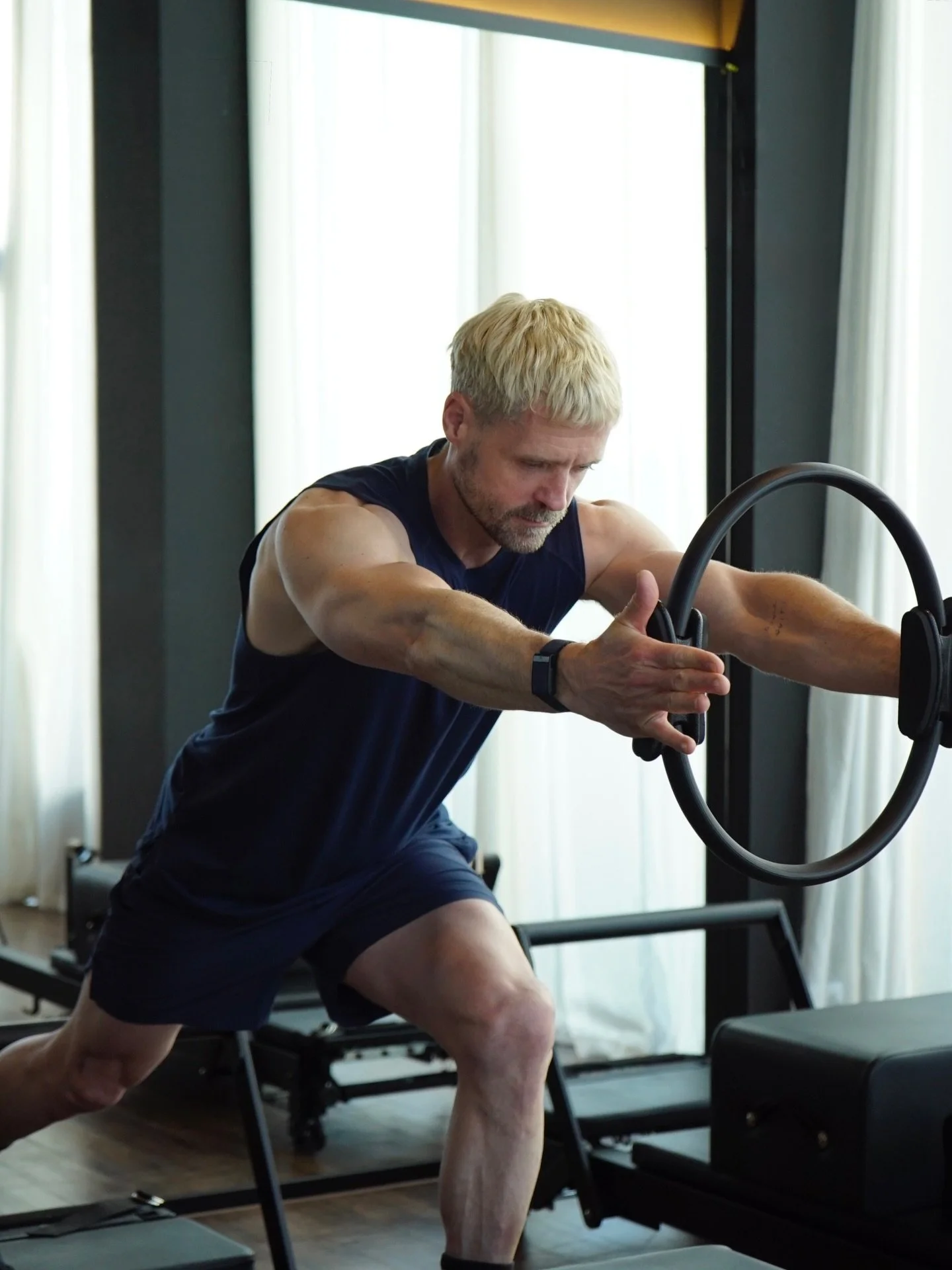 Reformer Pilates. Nur f&uuml;r Frauen? 🚫
Spoiler: Die st&auml;rksten Athleten der Welt schw&ouml;ren drauf.
Wissenschaftlich belegte Gr&uuml;nde, warum Reformer Pilates machen sollten:
&bull; Tiefe Muskulatur aktivieren: Transversus abdominis &amp; 