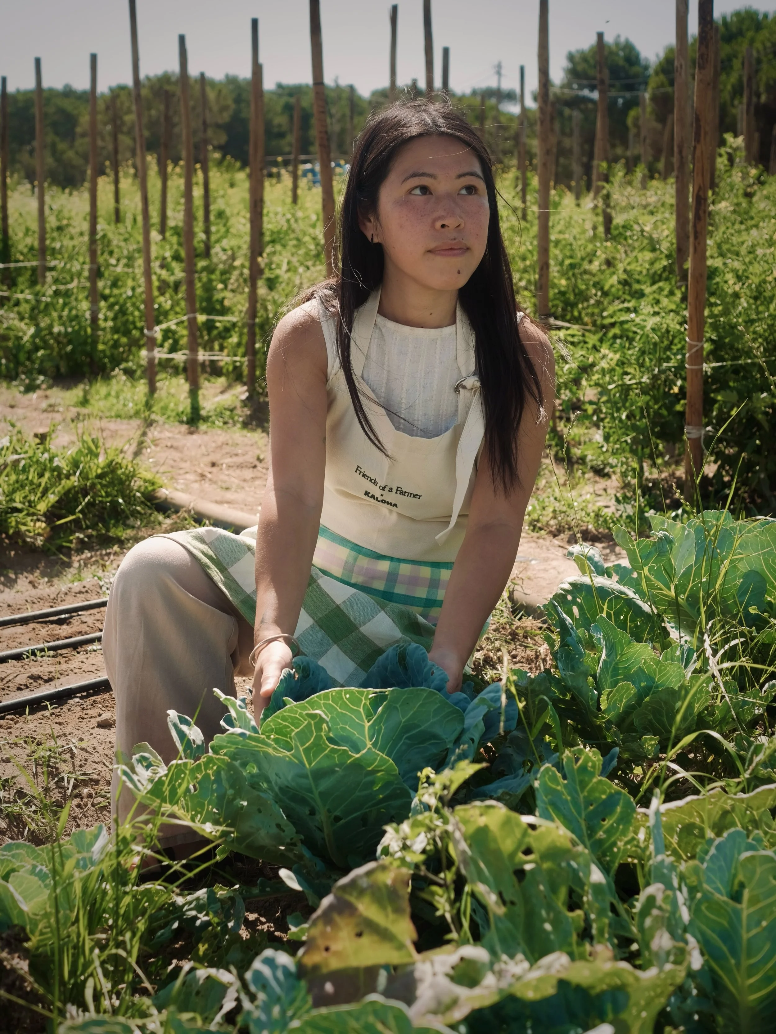 Simona from @fermen.table wearing the apron we made together with @friendsofafarmer when having her workshop making kimchi. There are still aprons of this collection left on www.friendsofafarmer.com to click and order! Also, go on @fermen.table to si