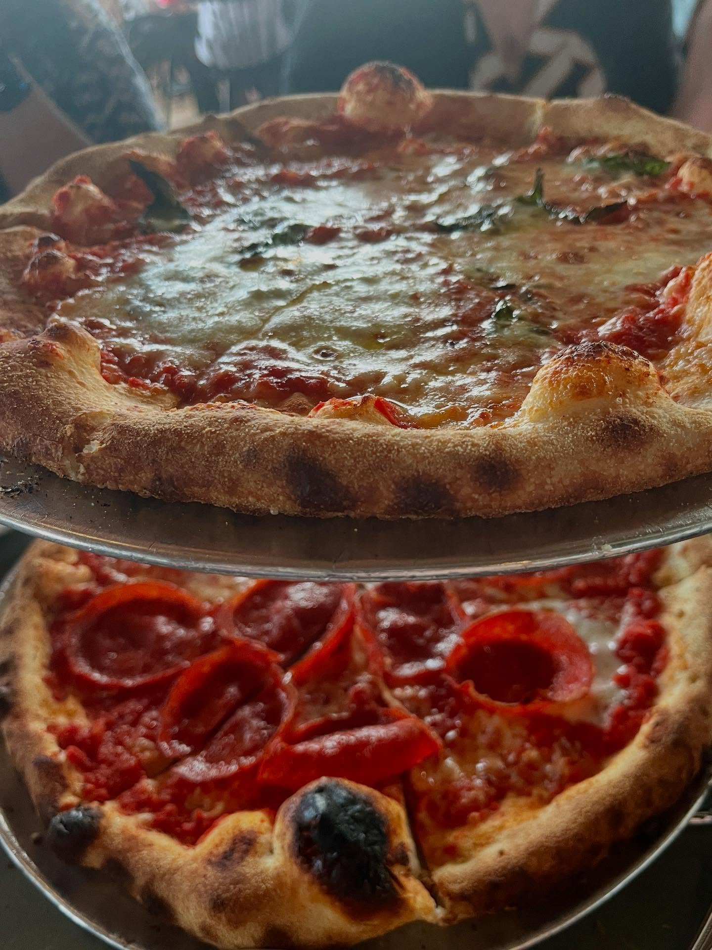 Tonight&rsquo;s @meetup - part of our Best Pizza in Nashville series - took us to @nickysnashville on $10 Tuesday! 

#pizza #meetup #bestpizza #nashville #musiccity #meetnewpeople #meetnewfriends