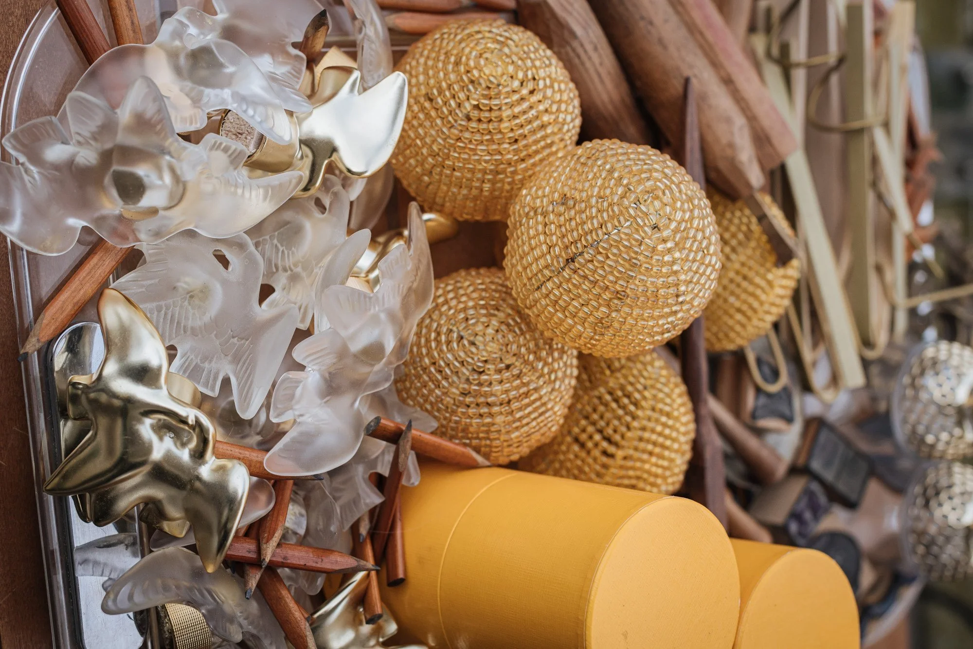 Décorations de Noël en forme de boules dorées, étoiles et étoiles en verre transparent, bougies jaunes, éléments en bois