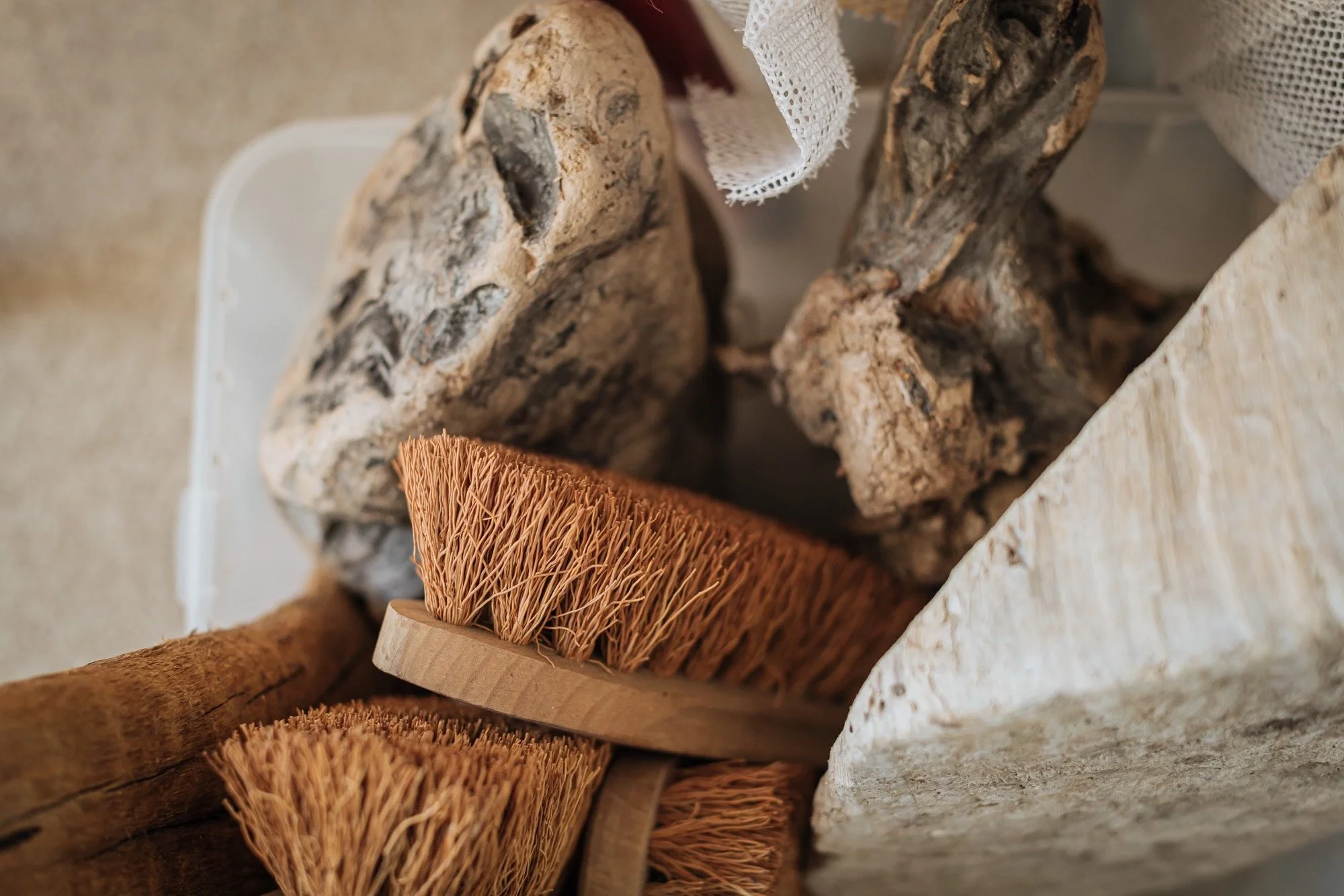 Brosses en bois et fibres naturelles, pierres décoratives.