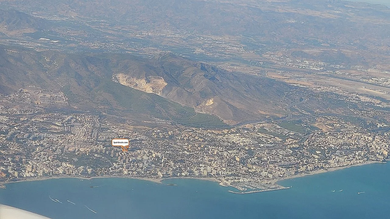 SpainBreaks | Benalmadena Appartement Locatie met stranden, Puerto Marina, Paloma Park, veel winkels en restaurants op loopafstand en de luchthaven aan de rechterkant van deze foto, op 15-20 minuten met de taxi of trein.