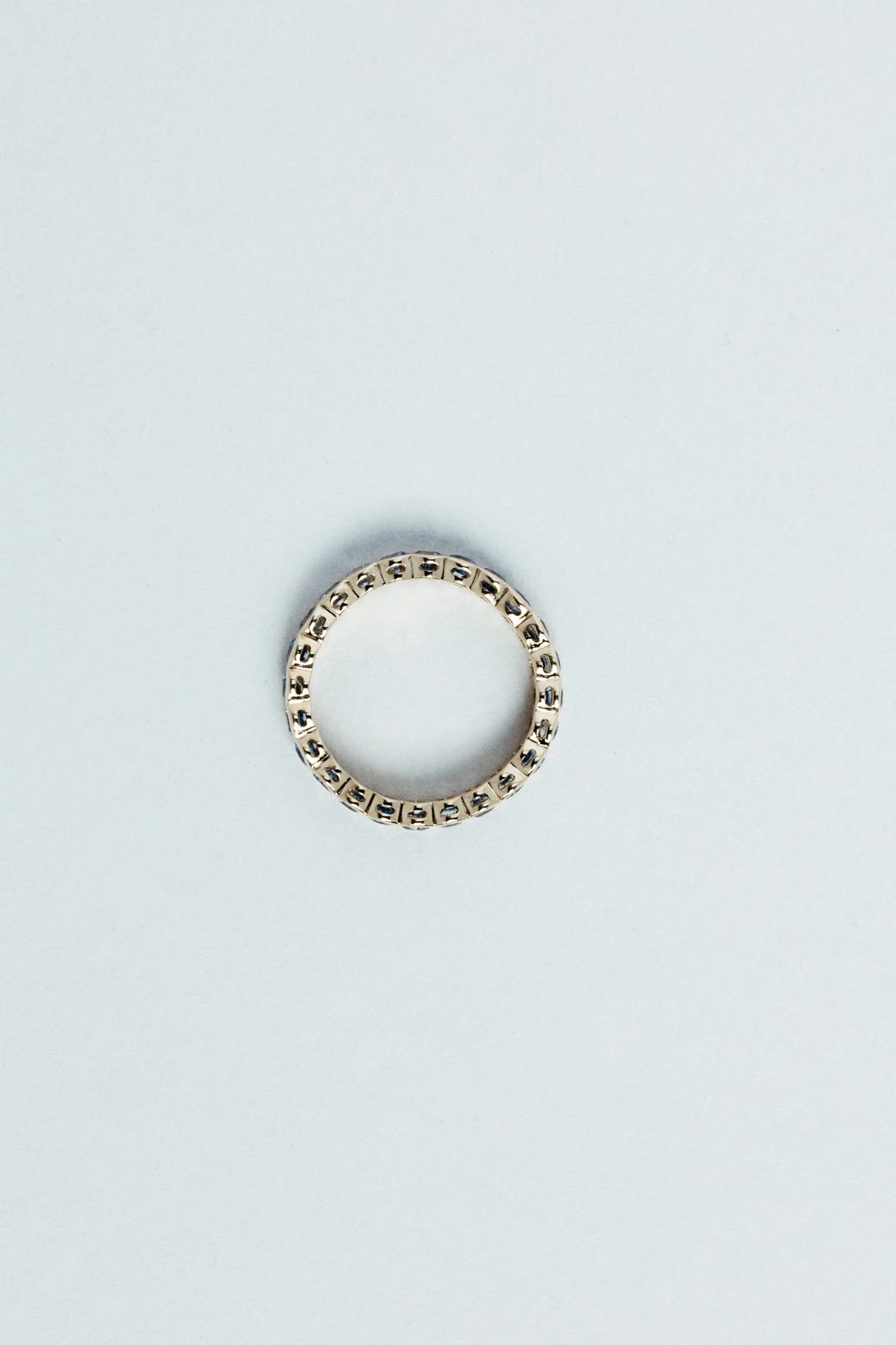 Particles ring V7.1 by Sajfrt — contorted gold ring in 14K or 18K, expressive sculptural form set with gemstones. Handcrafted in Belgium.
