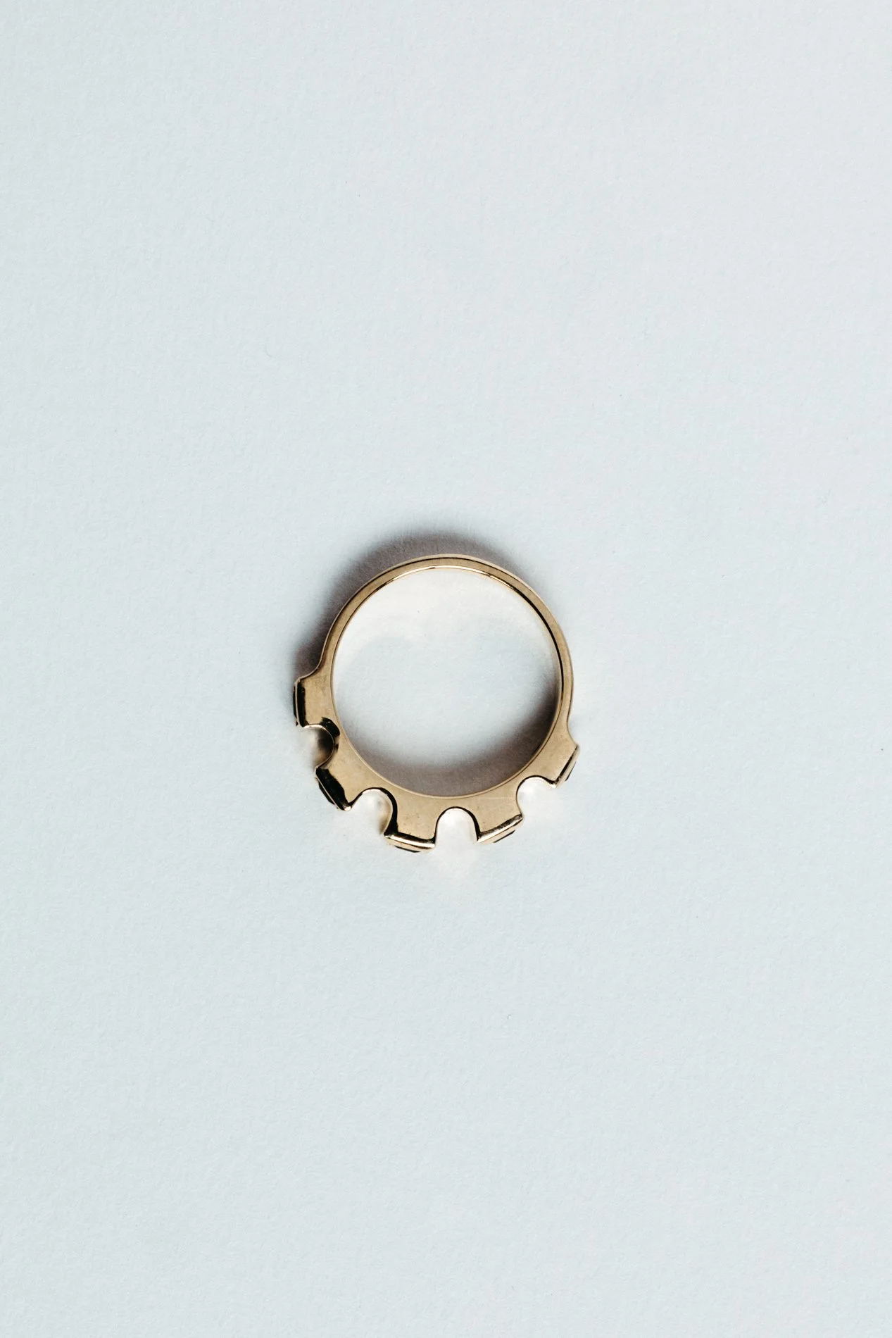 Engrenages ring V4.4 by Sajfrt — sprocket-form ring in silver or gold, set with green tourmalines or topazes. Handcrafted in Belgium with rhythm.