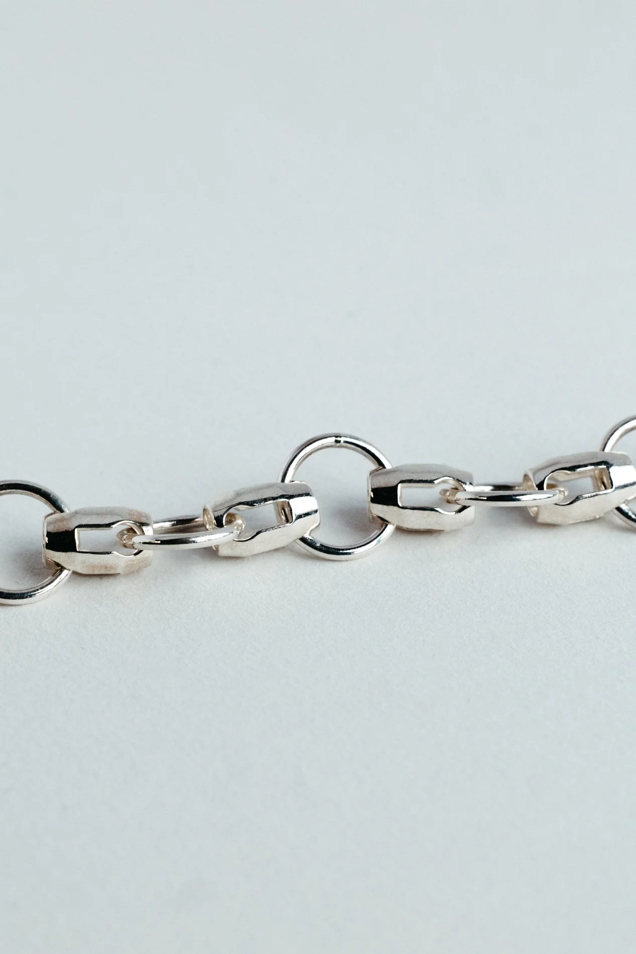Engrenages bracelet V3.1 by Sajfrt — gear-inspired variation in silver or gold, handcrafted in Belgium with interlocking mechanical precision.