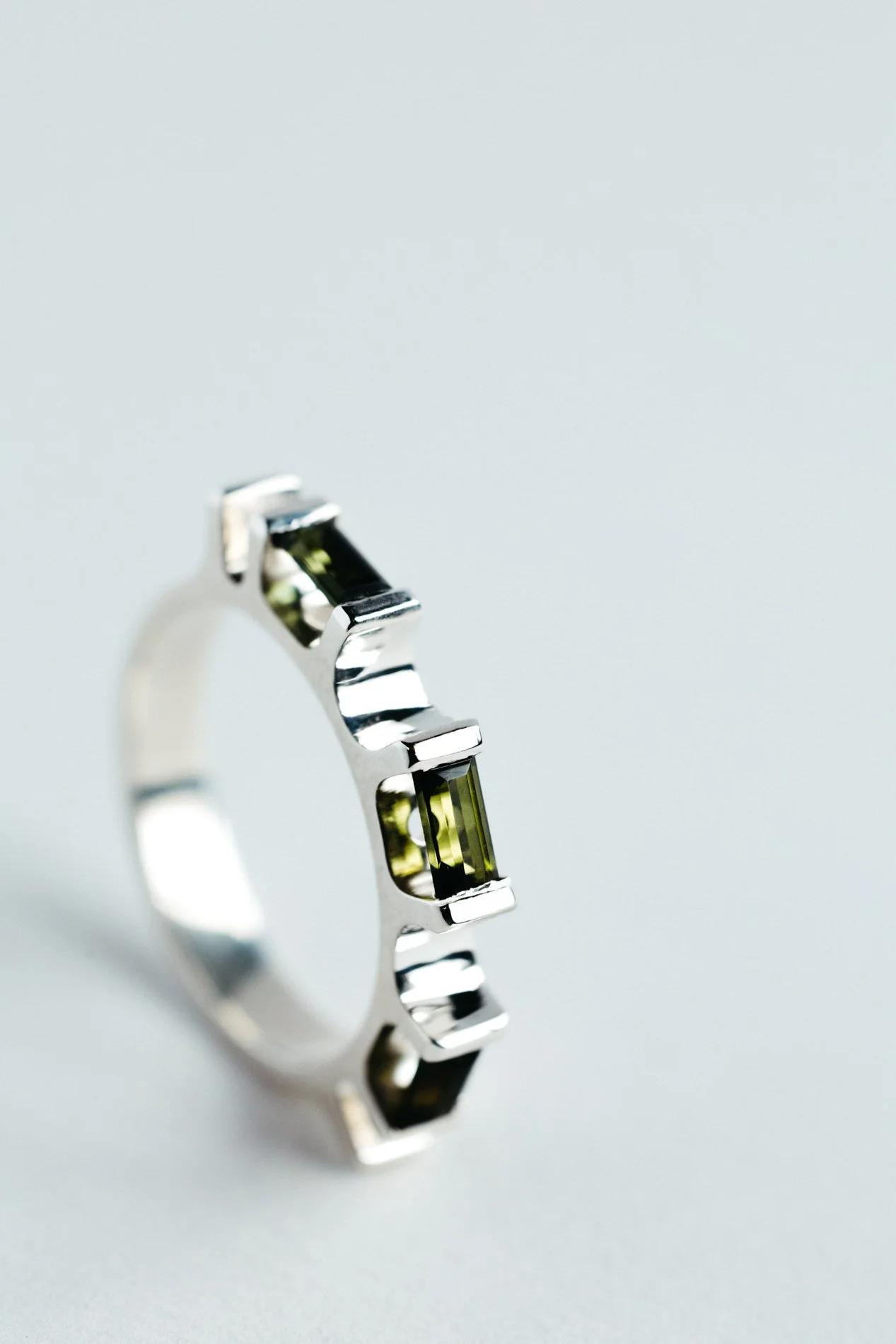 Engrenages ring V4.2 by Sajfrt — sprocket-inspired form in silver or gold with green tourmaline. Handcrafted in Belgium, designed with intention.