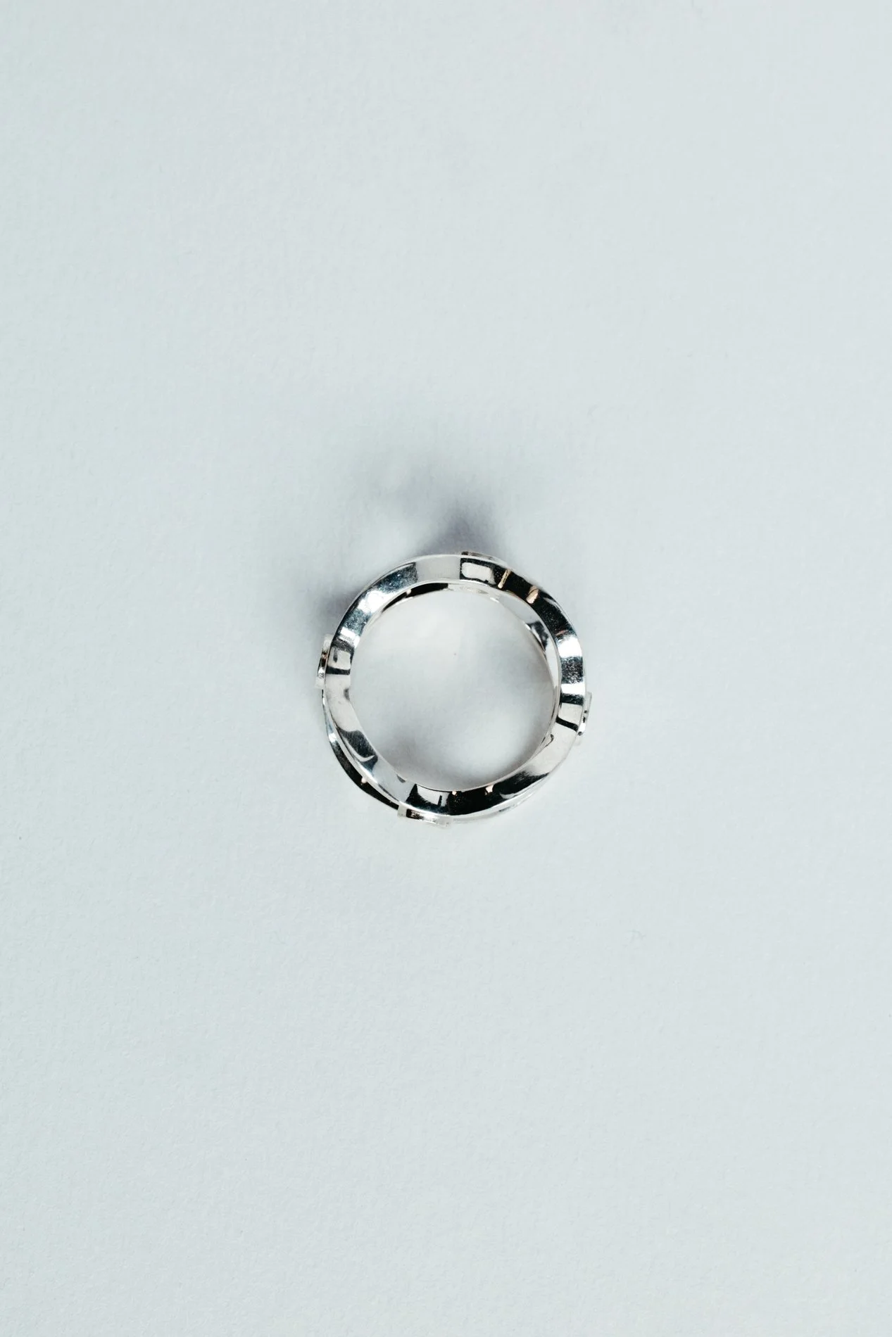 Particles ring V5.4 by Sajfrt — distorted silver or gold ring set with tourmaline or topaz, handcrafted in Belgium with architectural tension.