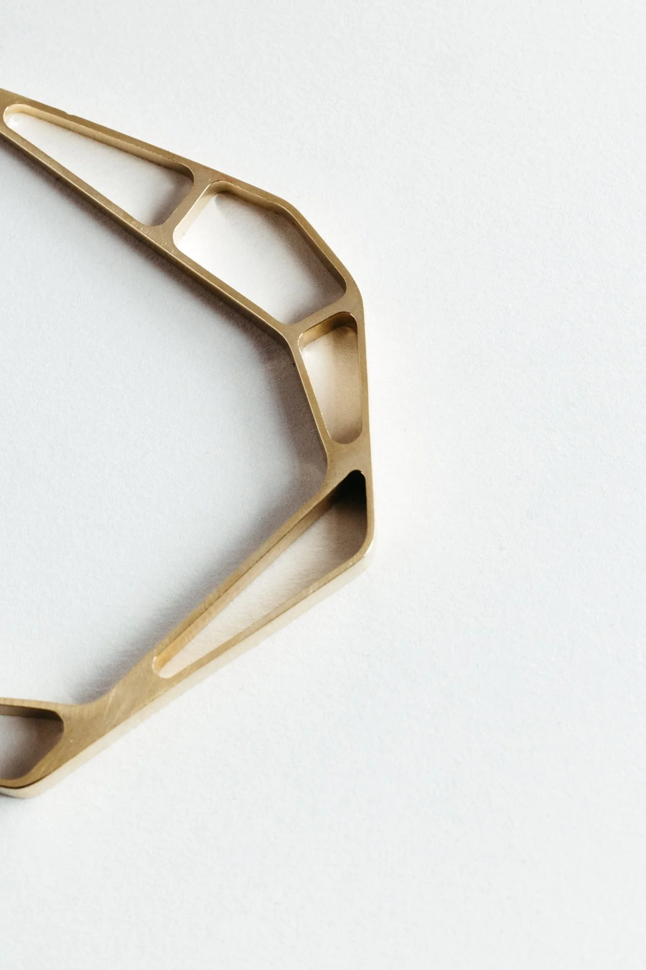 Engrenages bracelet V1.2 by Sajfrt — small closed-form design in silver or gold, handcrafted in Belgium with precise, interlocking geometry.