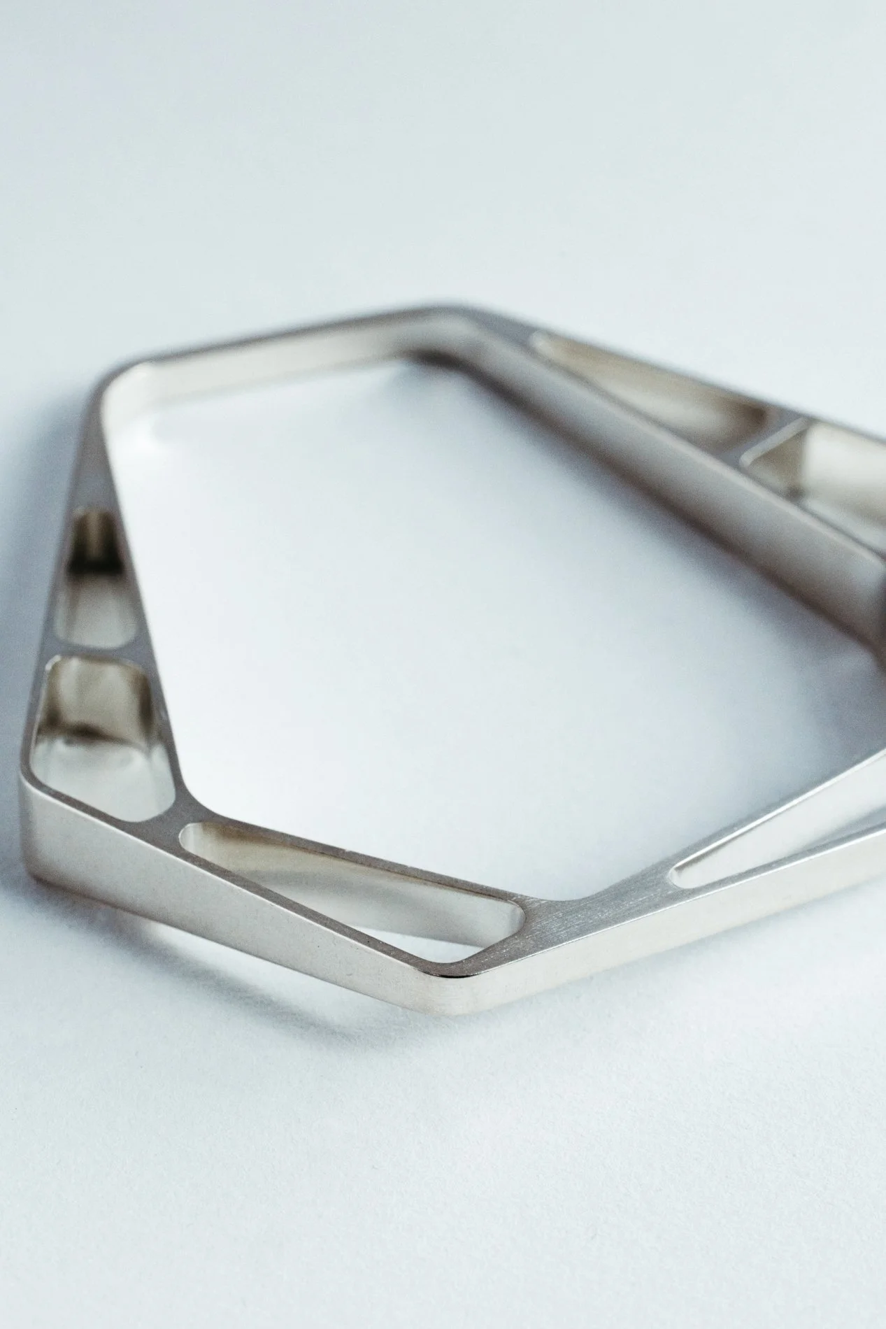 Engrenages bracelet V1.2 by Sajfrt — small closed-form design in silver or gold, handcrafted in Belgium with precise, interlocking geometry.