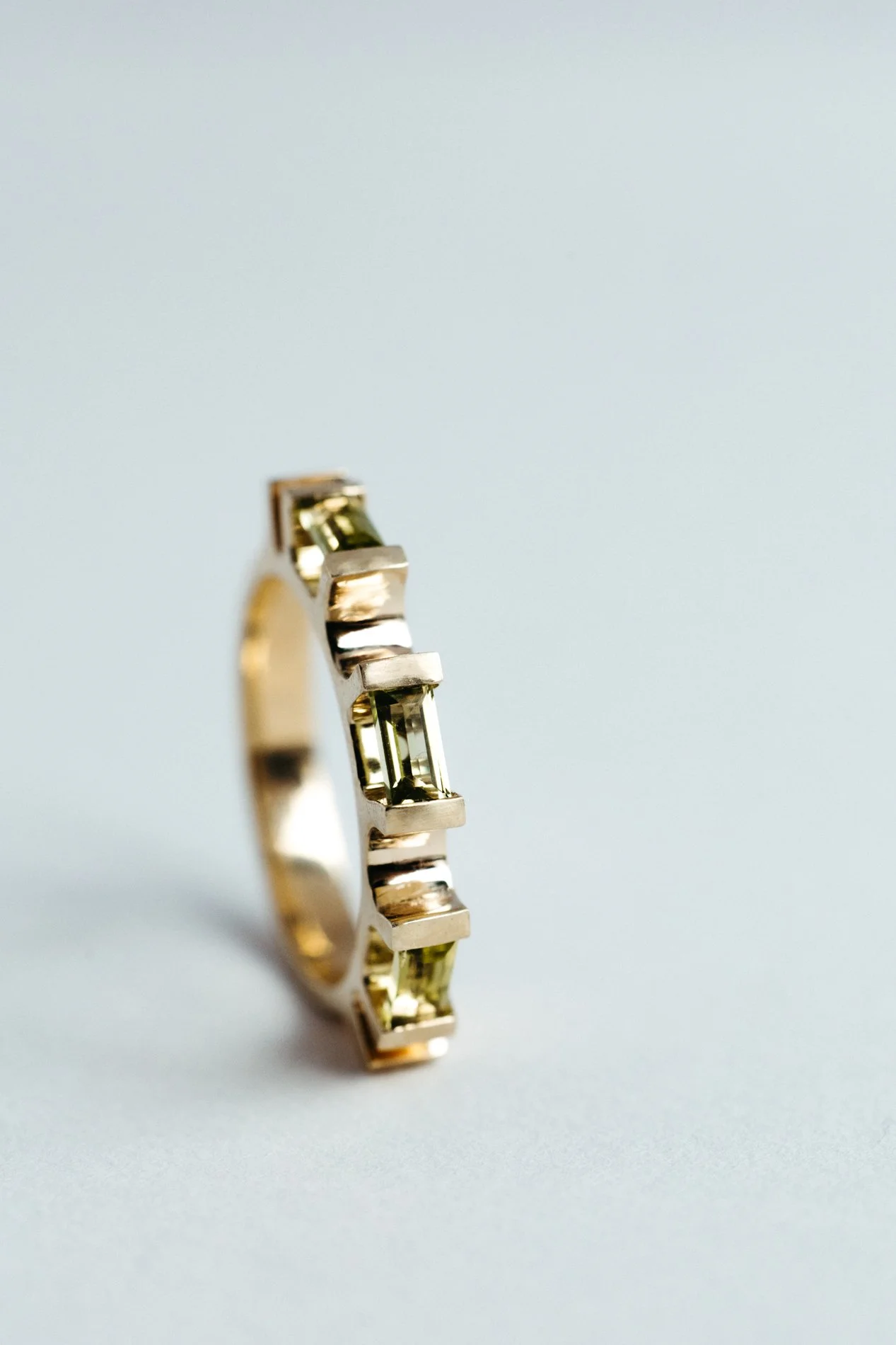 Engrenages ring V4.2 by Sajfrt — sprocket-inspired form in silver or gold with green tourmaline. Handcrafted in Belgium, designed with intention.