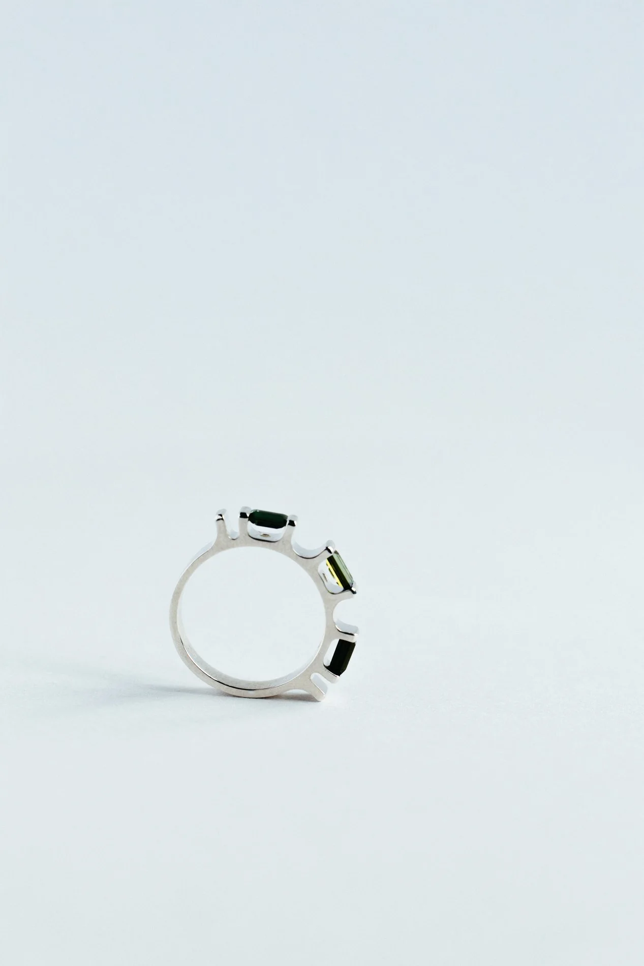 Engrenages ring V4.2 by Sajfrt — sprocket-inspired form in silver or gold with green tourmaline. Handcrafted in Belgium, designed with intention.