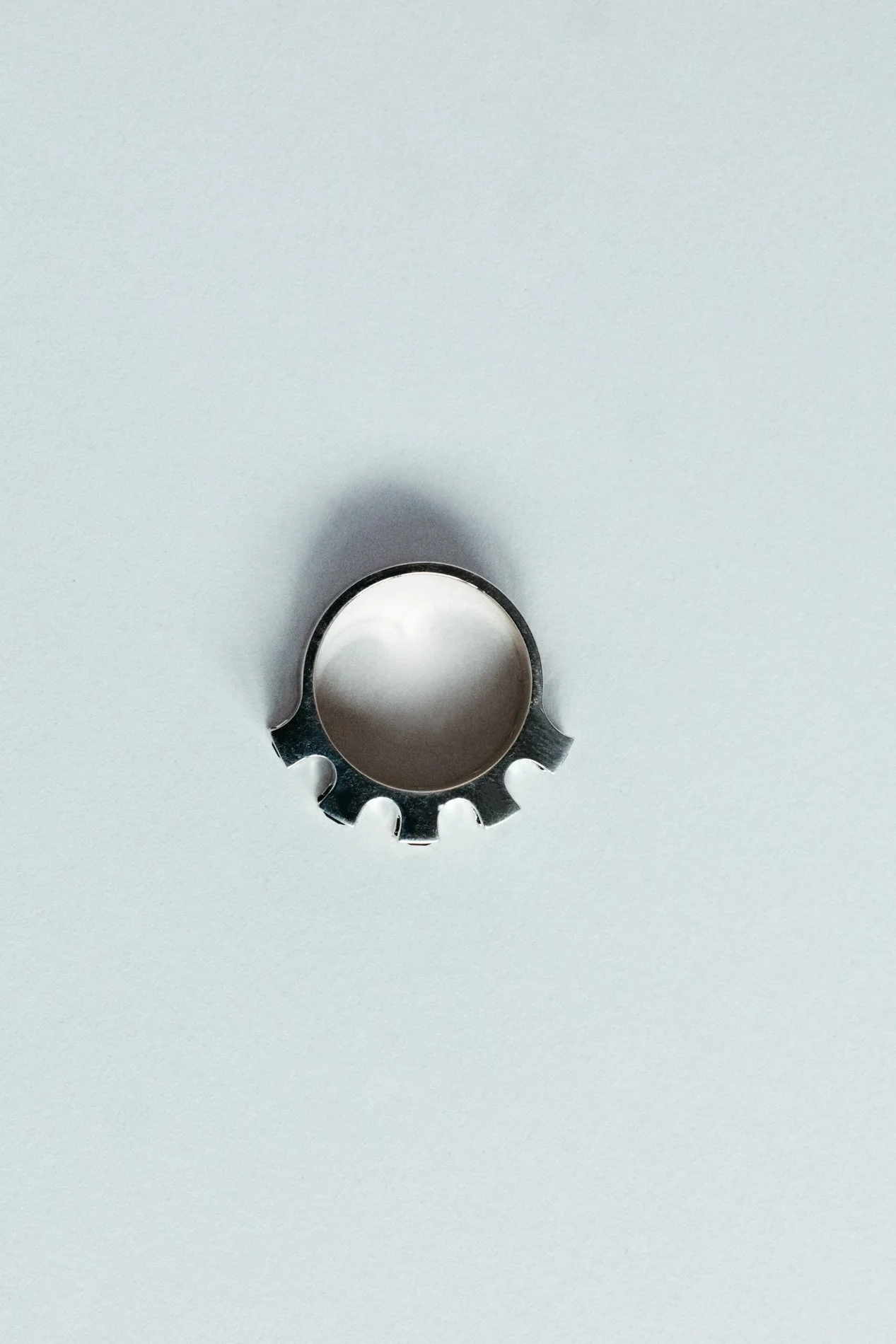 Engrenages ring V4.4 by Sajfrt — sprocket-form ring in silver or gold, set with green tourmalines or topazes. Handcrafted in Belgium with rhythm.