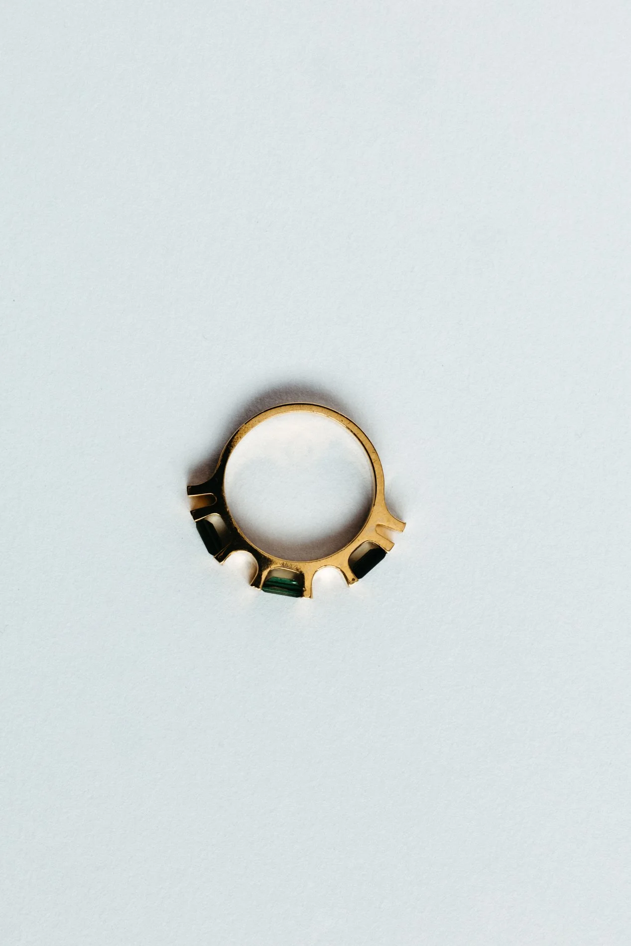 Engrenages ring V4.2 by Sajfrt — sprocket-inspired form in silver or gold with green tourmaline. Handcrafted in Belgium, designed with intention.