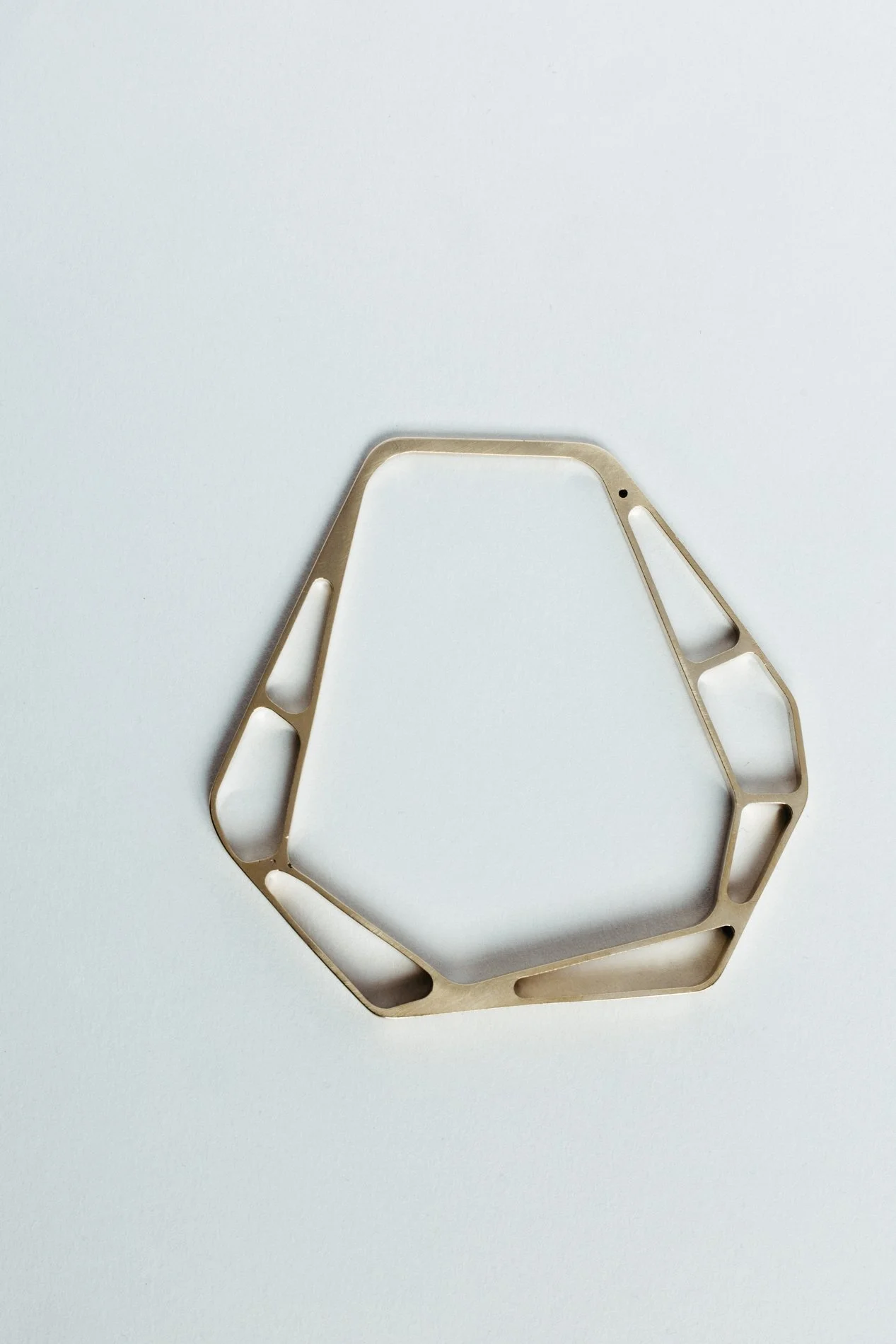 Engrenages bracelet V1.2 by Sajfrt — small closed-form design in silver or gold, handcrafted in Belgium with precise, interlocking geometry.