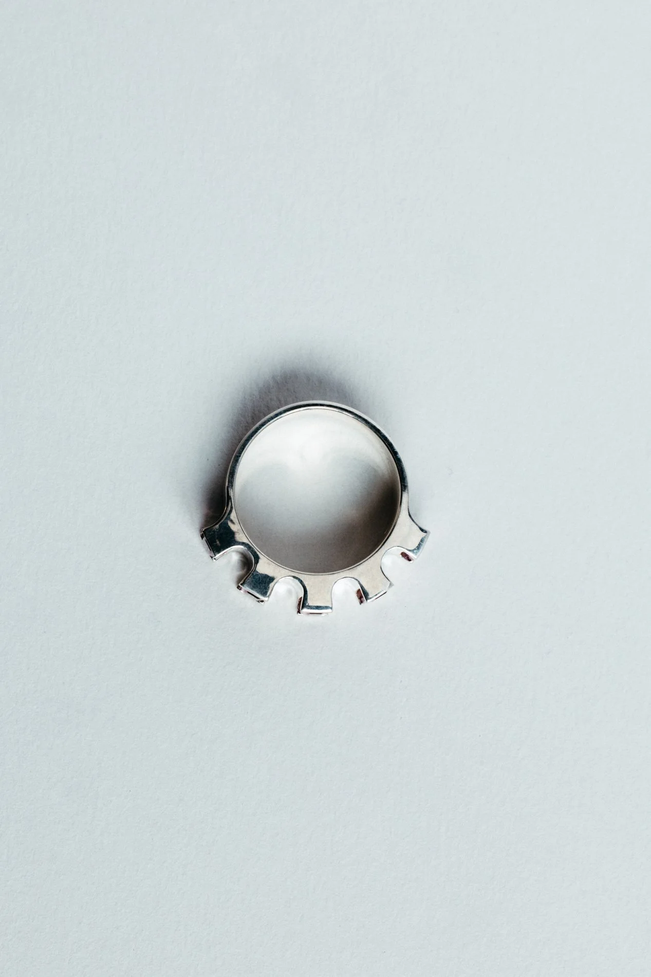 Engrenages ring V4.4 by Sajfrt — sprocket-form ring in silver or gold, set with green tourmalines or topazes. Handcrafted in Belgium with rhythm.