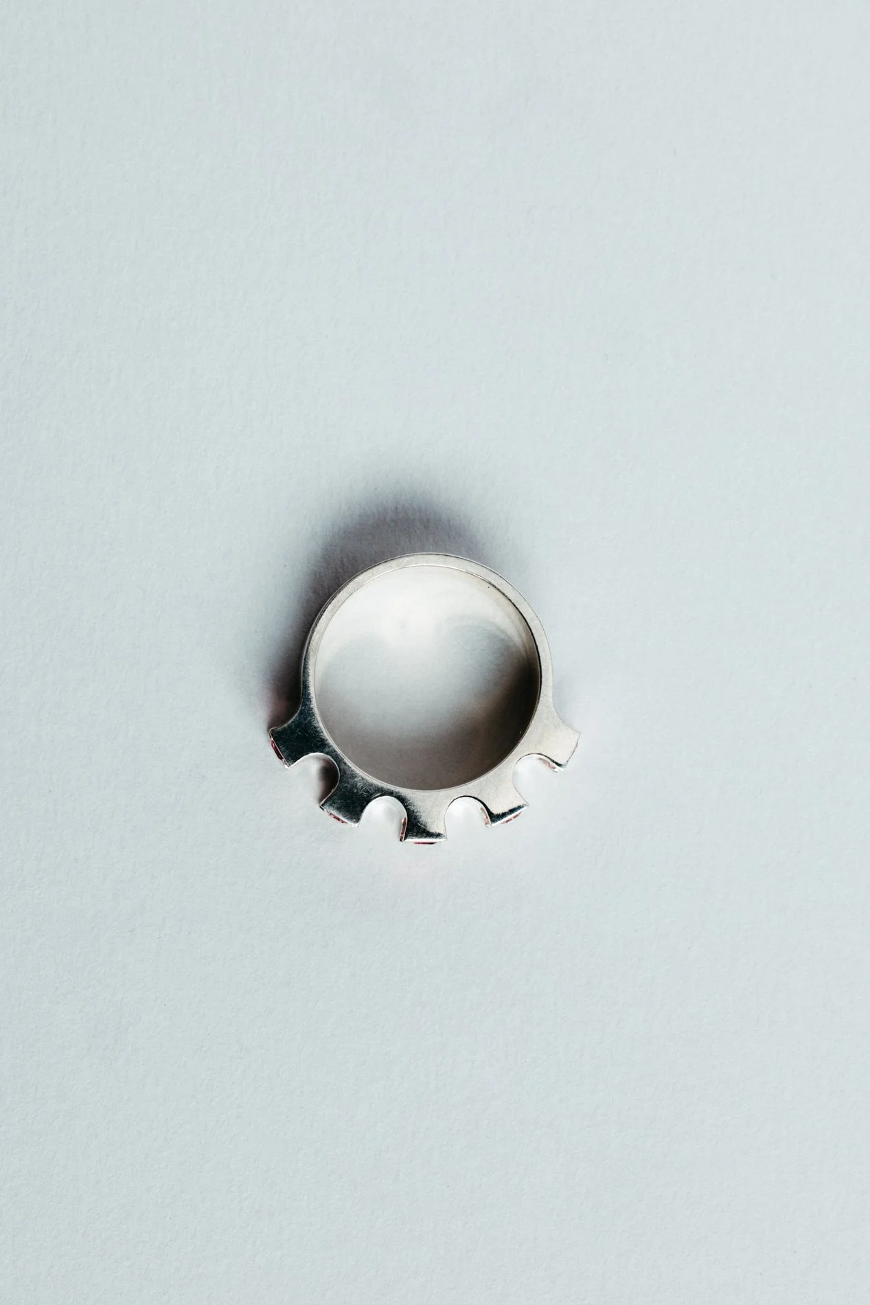 Engrenages ring V4.4 by Sajfrt — sprocket-form ring in silver or gold, set with green tourmalines or topazes. Handcrafted in Belgium with rhythm.