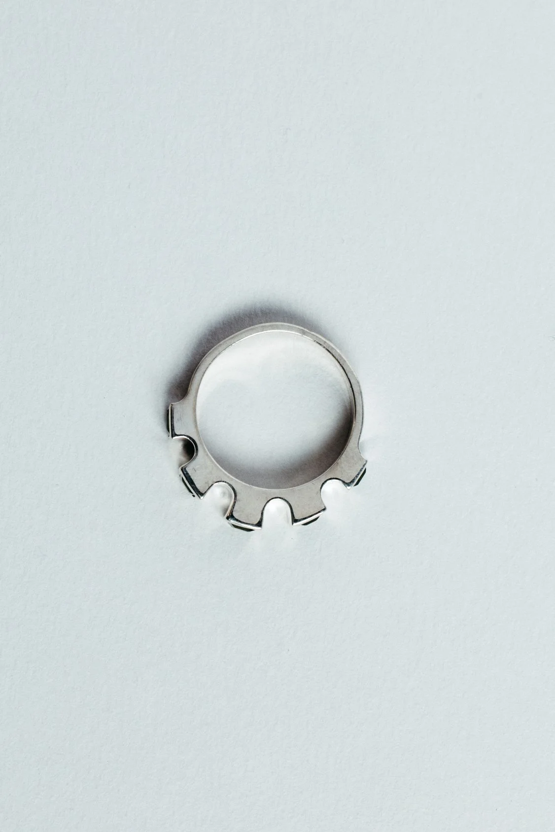 Engrenages ring V4.4 by Sajfrt — sprocket-form ring in silver or gold, set with green tourmalines or topazes. Handcrafted in Belgium with rhythm.