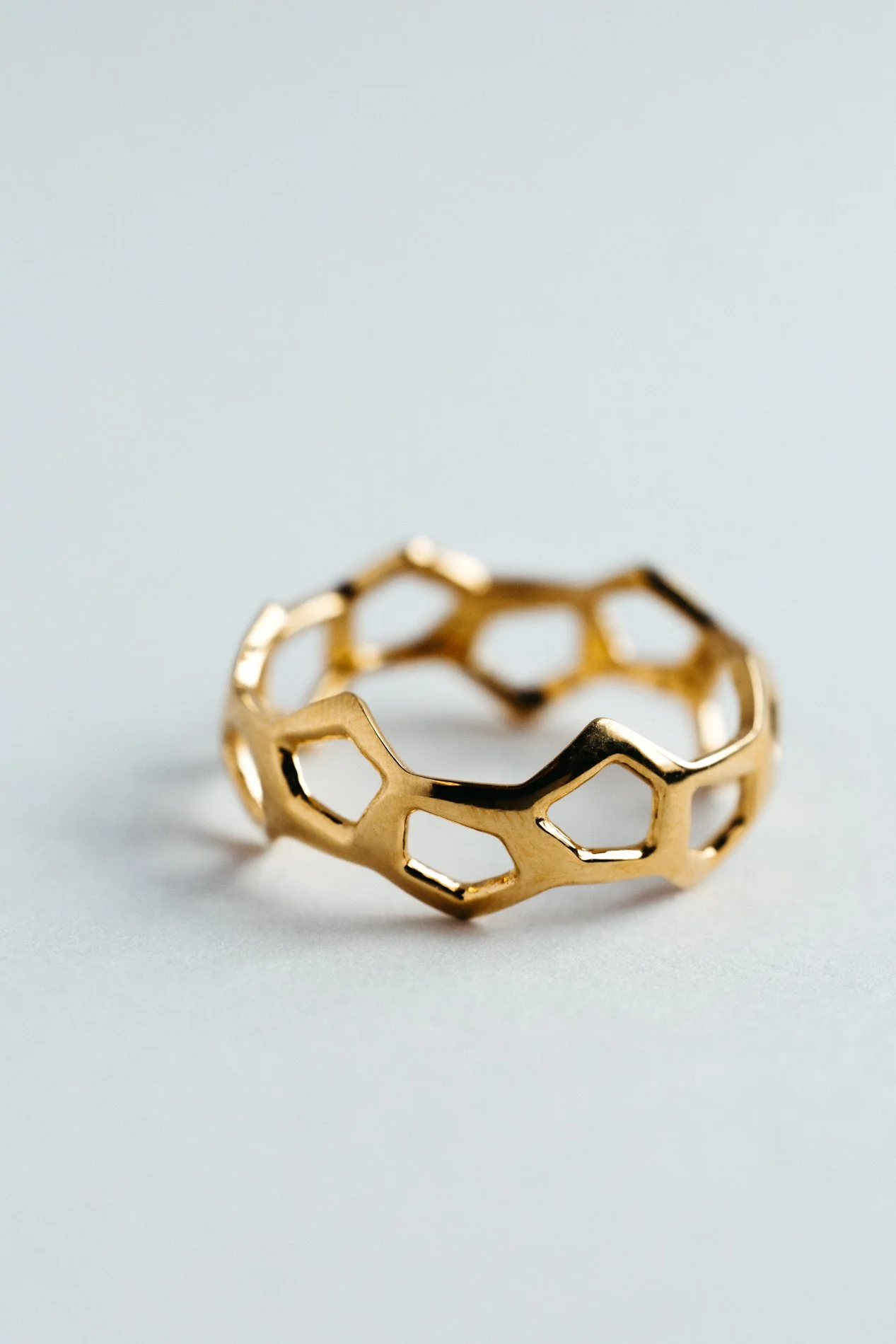 Particles ring V2.2 by Sajfrt — amorphous jewellery object handcrafted in Belgium, available in silver or gold, shaped by presence and form.