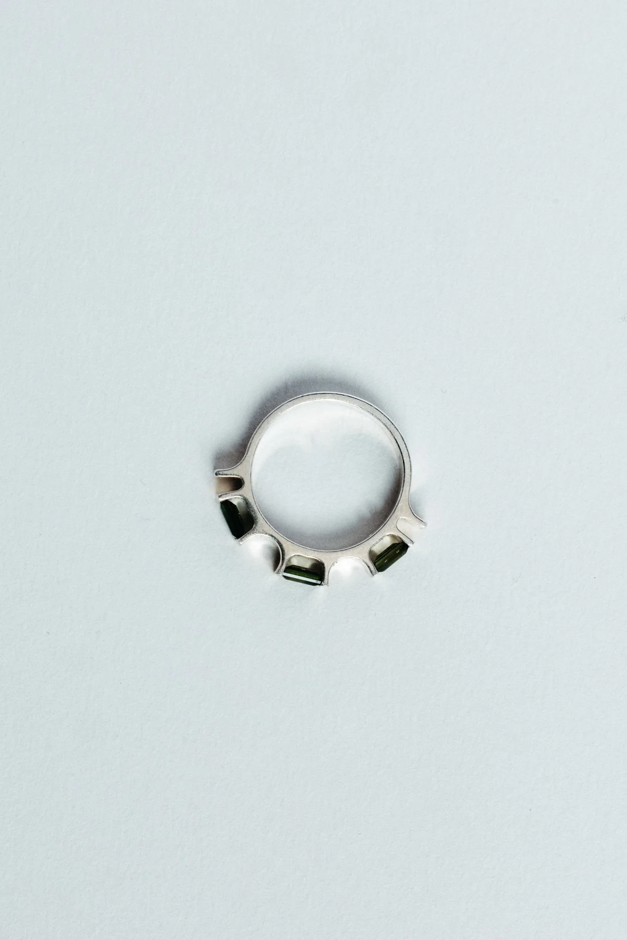 Engrenages ring V4.2 by Sajfrt — sprocket-inspired form in silver or gold with green tourmaline. Handcrafted in Belgium, designed with intention.
