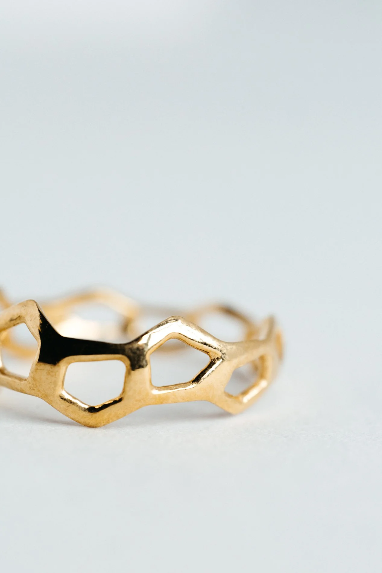 Particles ring V2.2 by Sajfrt — amorphous jewellery object handcrafted in Belgium, available in silver or gold, shaped by presence and form.