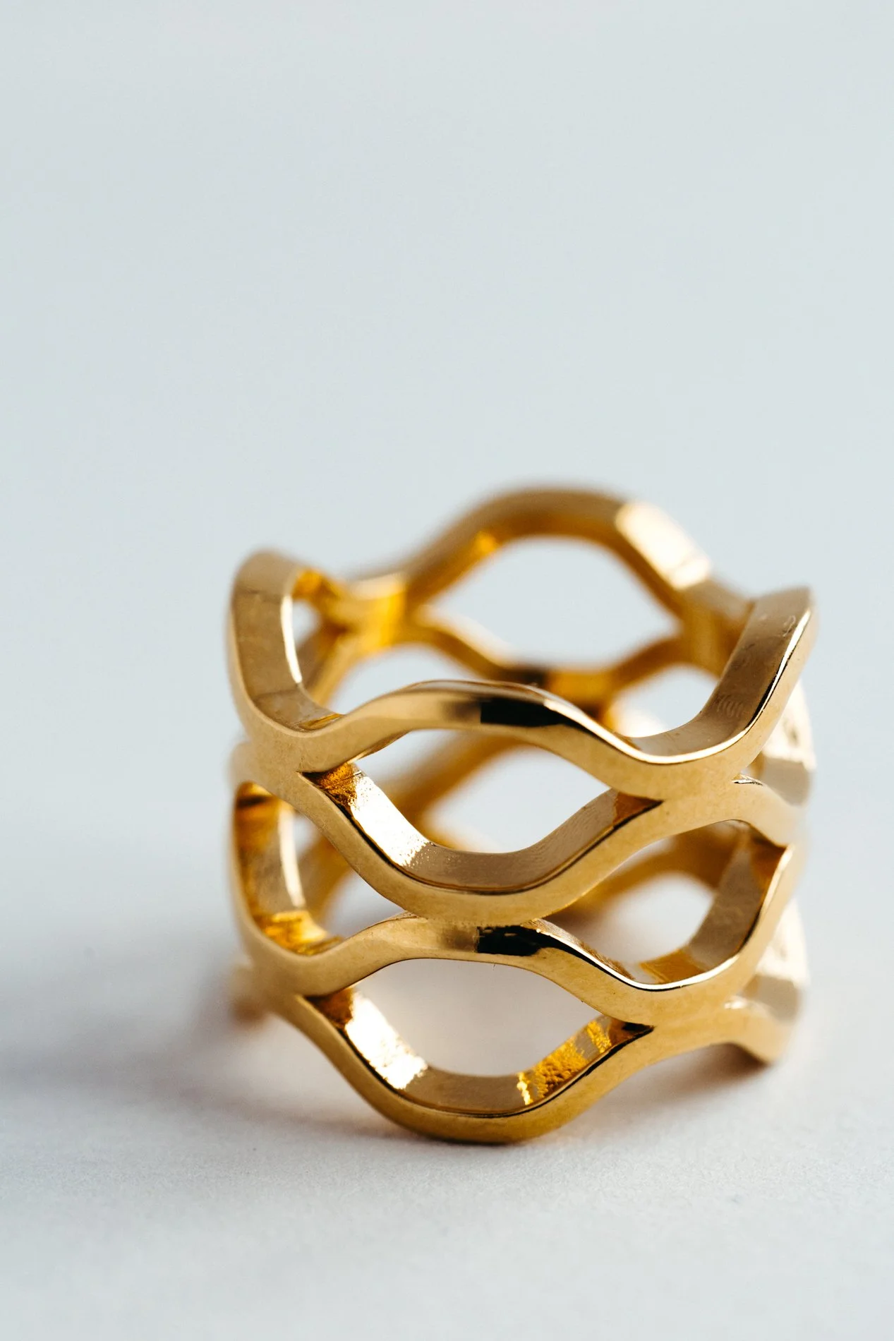 Particles ring V5.2 by Sajfrt — double distorted jewellery form handcrafted in Belgium, available in silver or gold, expressive and structured.