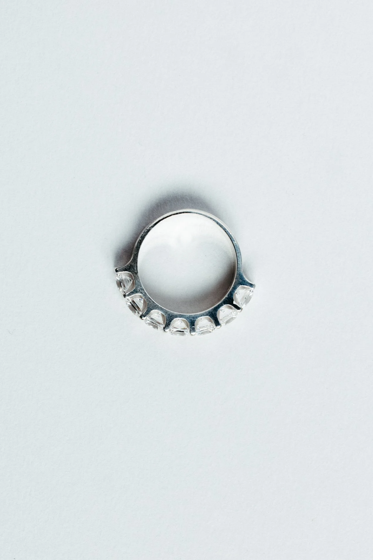 Engrenages ring V4.1 by Sajfrt — sprocket-inspired silver or gold ring with aquamarines or tourmalines. Handcrafted in Belgium with quiet geometry.