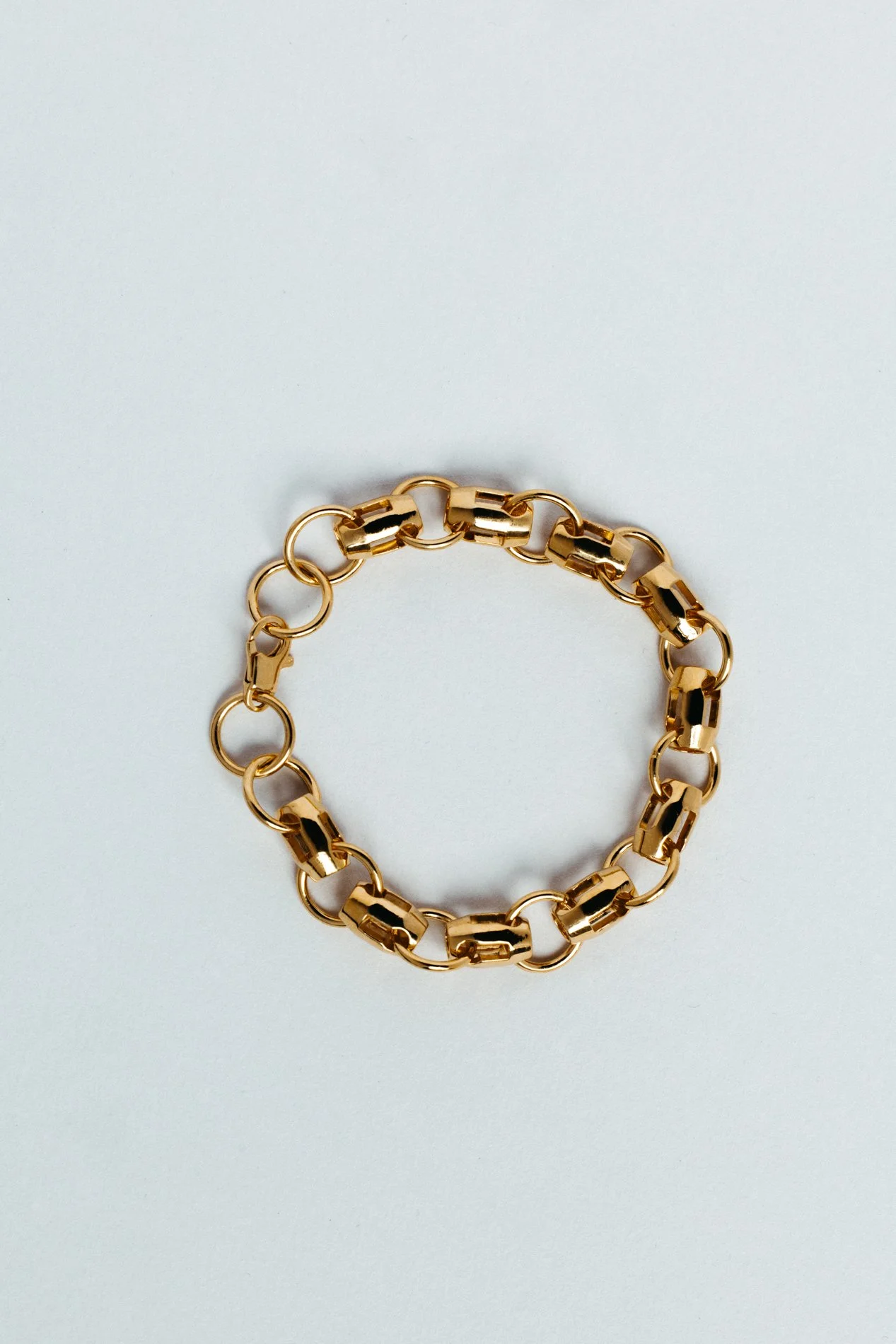 Engrenages bracelet V3.1 by Sajfrt — gear-inspired variation in silver or gold, handcrafted in Belgium with interlocking mechanical precision.