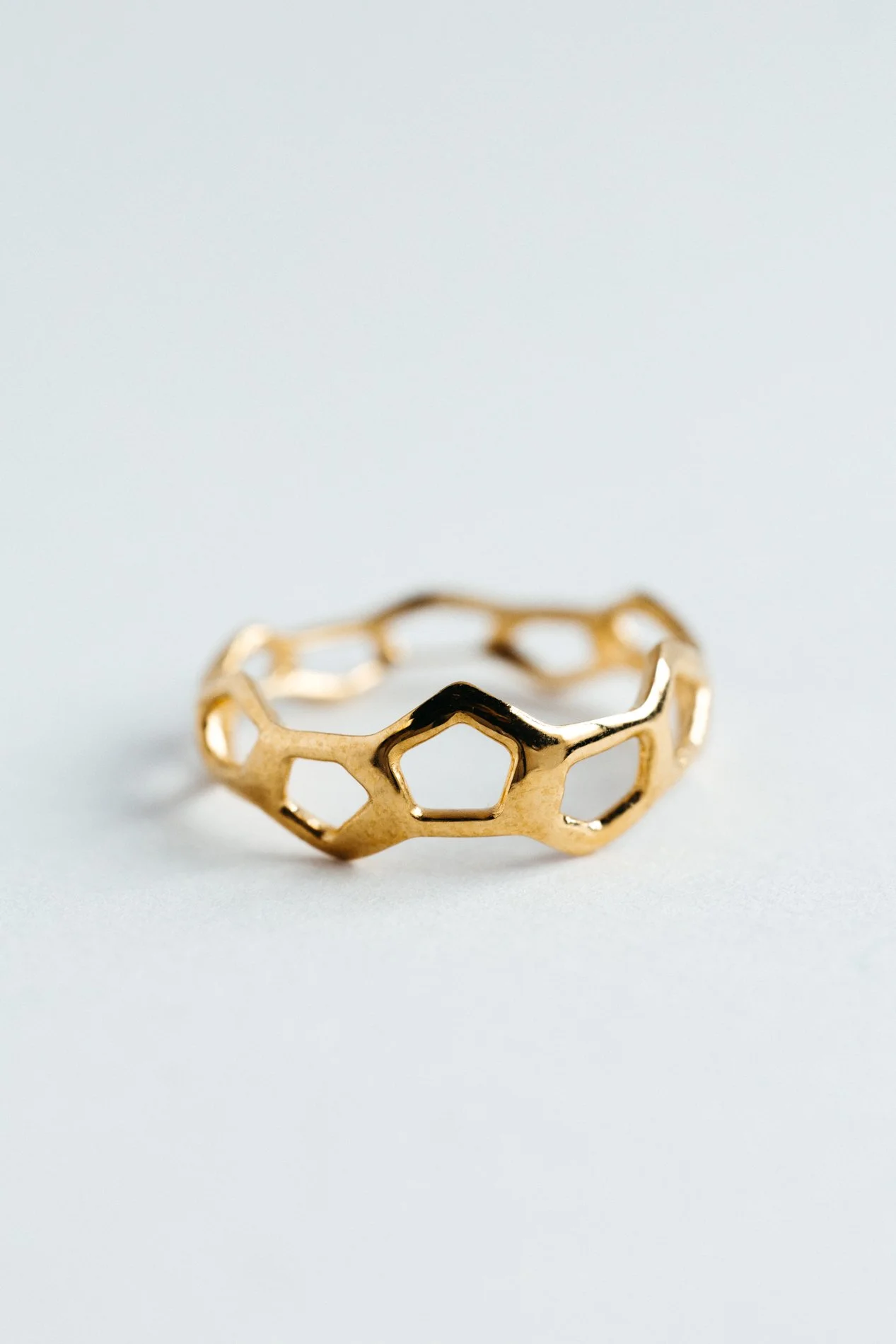 Particles ring V2.2 by Sajfrt — amorphous jewellery object handcrafted in Belgium, available in silver or gold, shaped by presence and form.