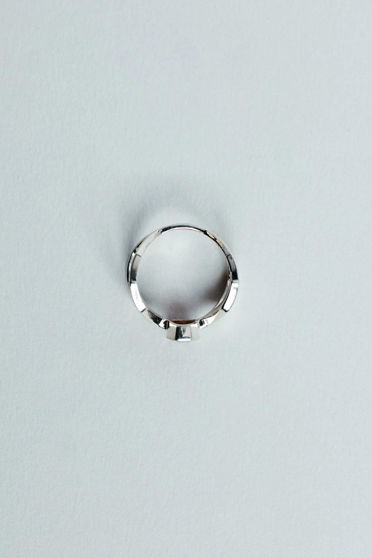 Particles ring V4.2 by Sajfrt — skewed architectural form in silver or gold, set with morganite or green tourmaline. Designed and made in Belgium.
