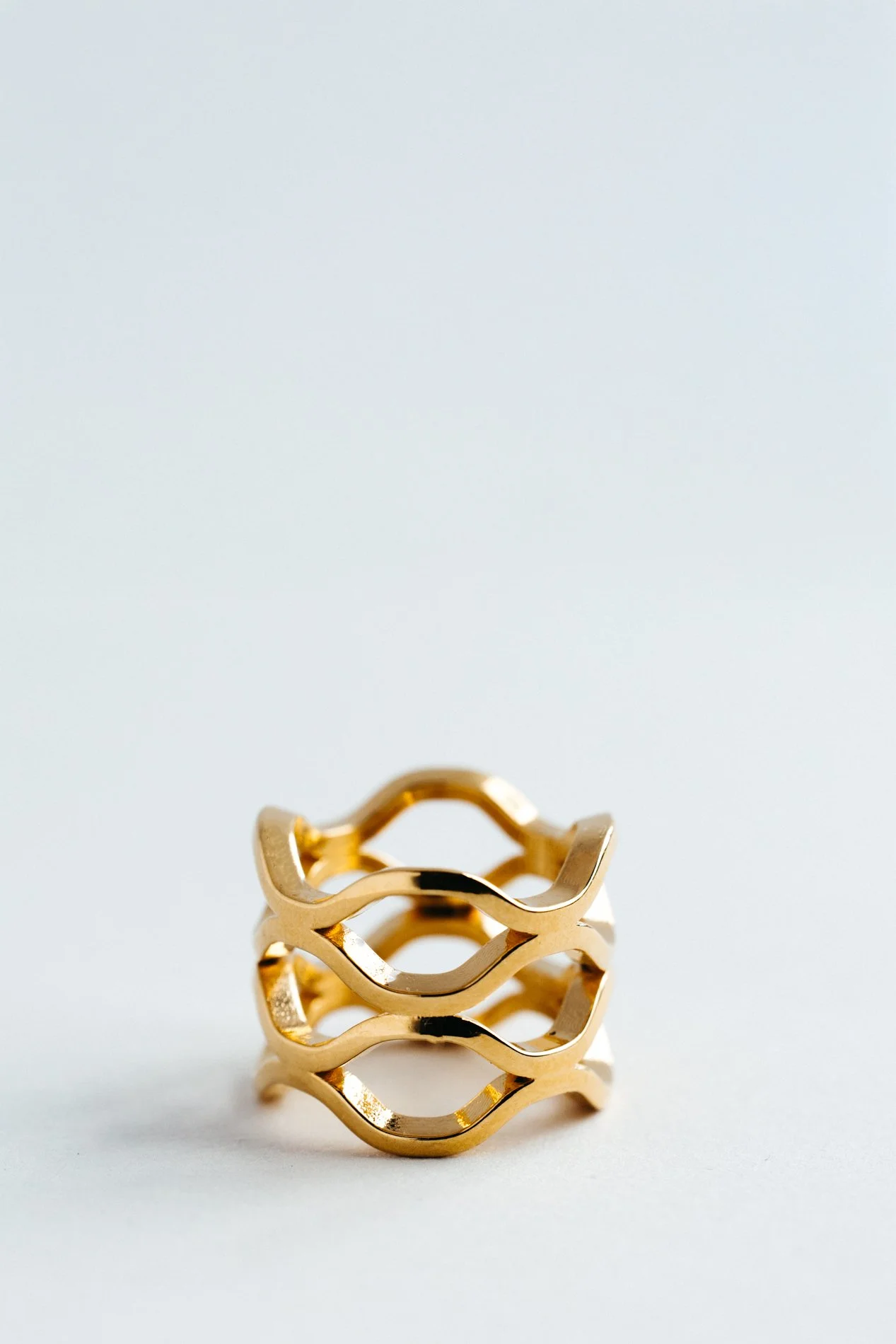 Particles ring V5.2 by Sajfrt — double distorted jewellery form handcrafted in Belgium, available in silver or gold, expressive and structured.