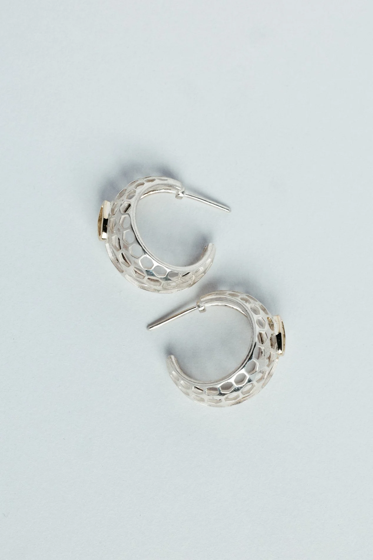 Particles earring V2.3 by Sajfrt — handcrafted in Belgium, amorphous jewellery object available in silver or gold, shaped by rhythm and presence.