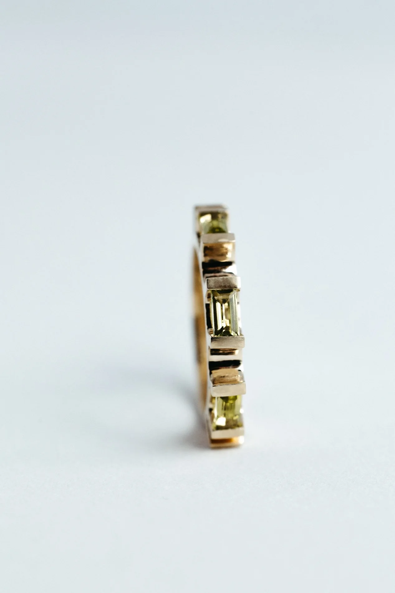 Engrenages ring V4.2 by Sajfrt — sprocket-inspired form in silver or gold with green tourmaline. Handcrafted in Belgium, designed with intention.
