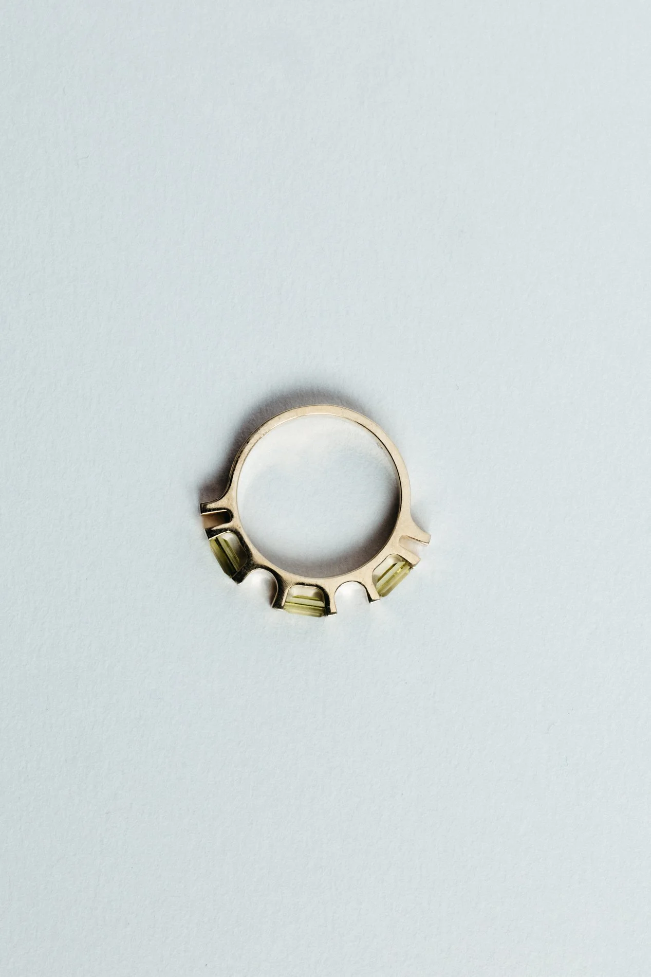 Engrenages ring V4.2 by Sajfrt — sprocket-inspired form in silver or gold with green tourmaline. Handcrafted in Belgium, designed with intention.