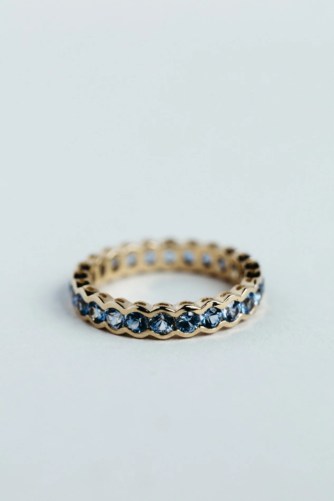 Particles ring V7.1 by Sajfrt — contorted gold ring in 14K or 18K, expressive sculptural form set with gemstones. Handcrafted in Belgium.