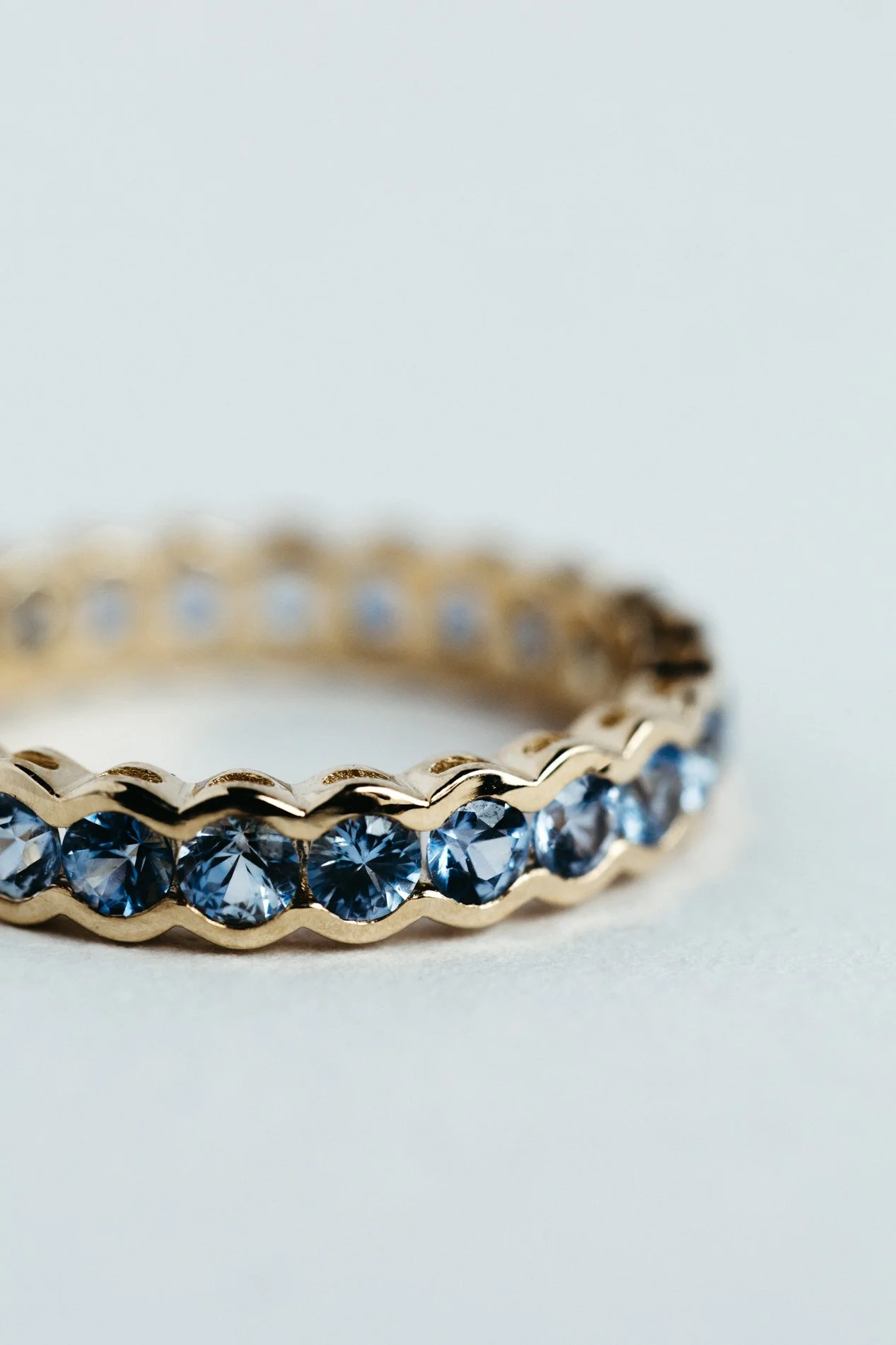 Particles ring V7.1 by Sajfrt — contorted gold ring in 14K or 18K, expressive sculptural form set with gemstones. Handcrafted in Belgium.